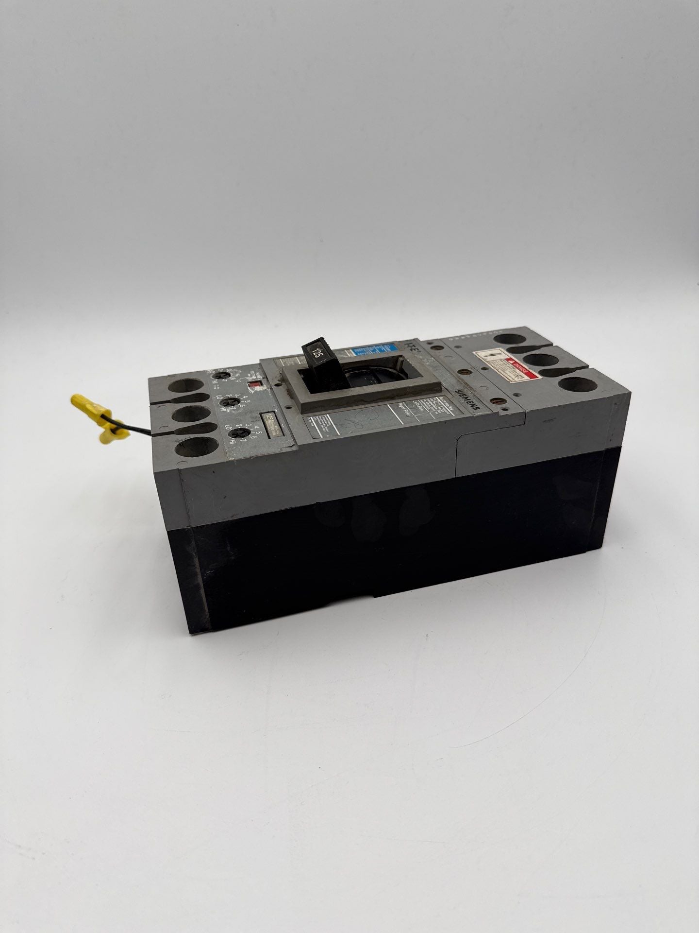 Siemens FXD63B125 Circuit Breaker 125A 3P 600V FXD Shunt 125 Amp 3 Pole Used