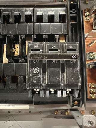 GE AQF3421ABX Panelboard 125A 208Y/120V 3PH 4W 42 CIR MCB Main THQB32100 Indoor P013 Used