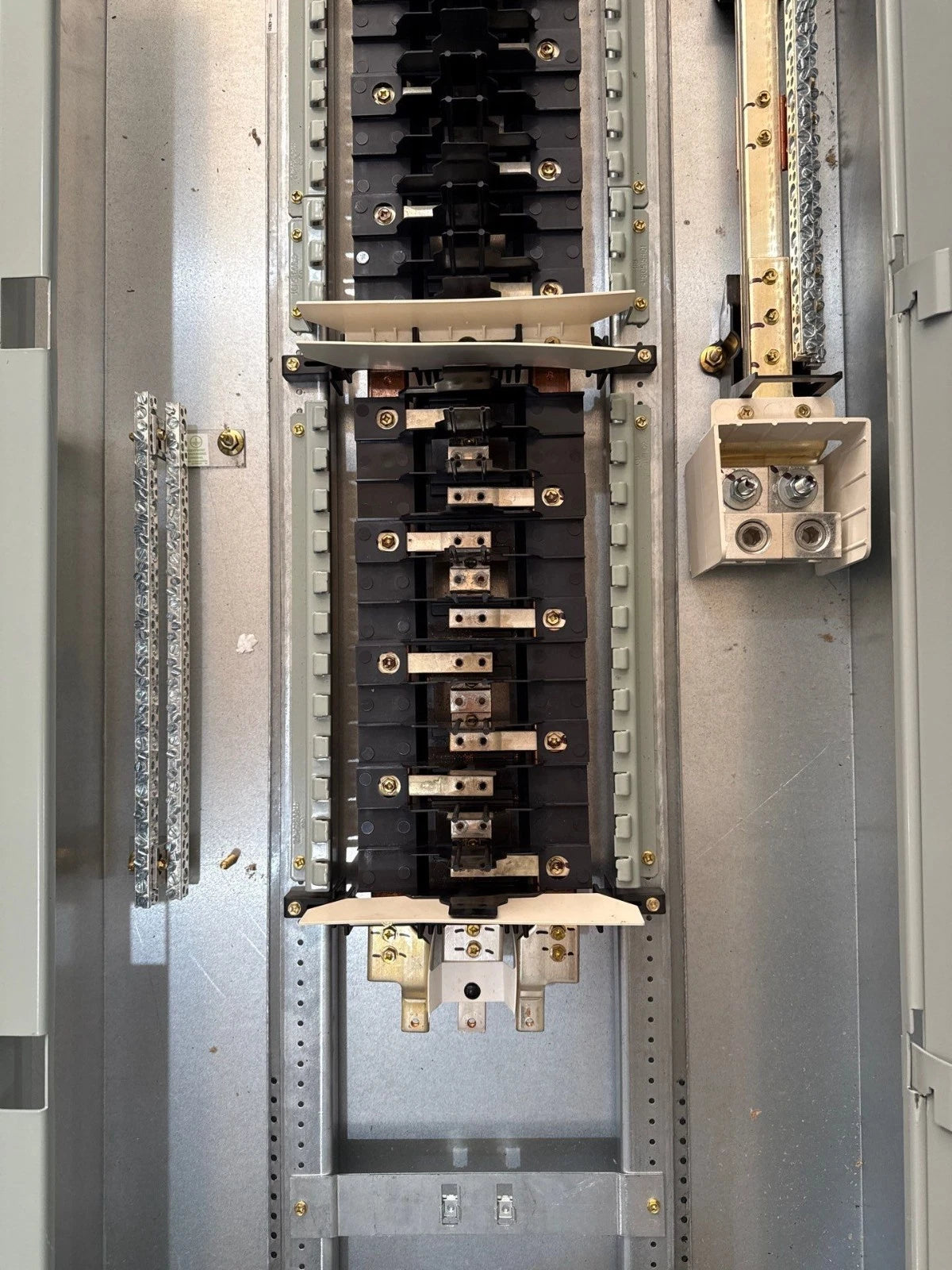 Eaton PRL2A Panelboard 600A 208/120V 3PH 4W MLO Panel 600 Amp 54Cir EZB2072R New New