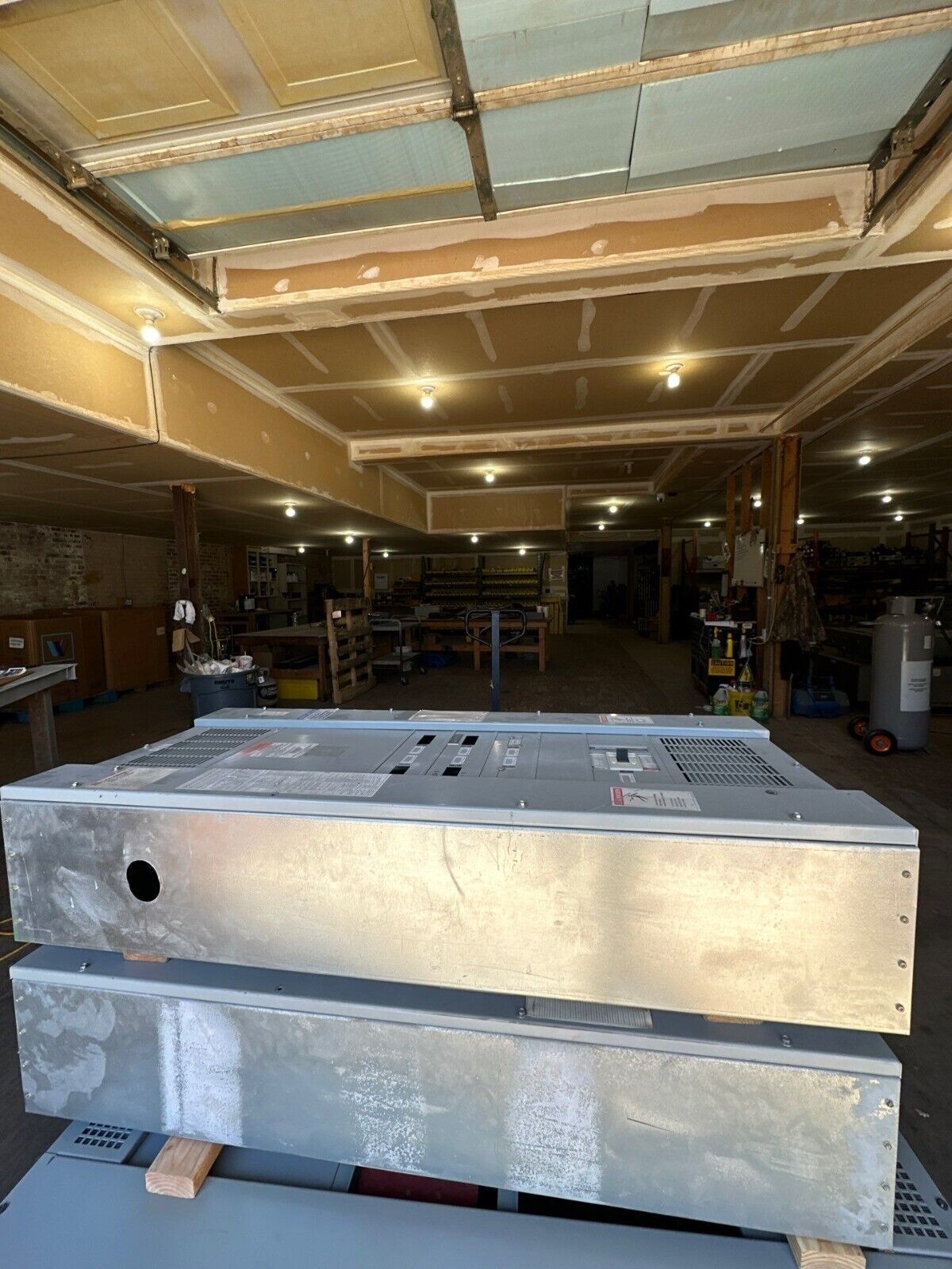 Cutler Hammer PRL4B Panelboard 400A 480V 3PH 3W 18 Cir MCB Indoor Encl BX2457 P022 Used