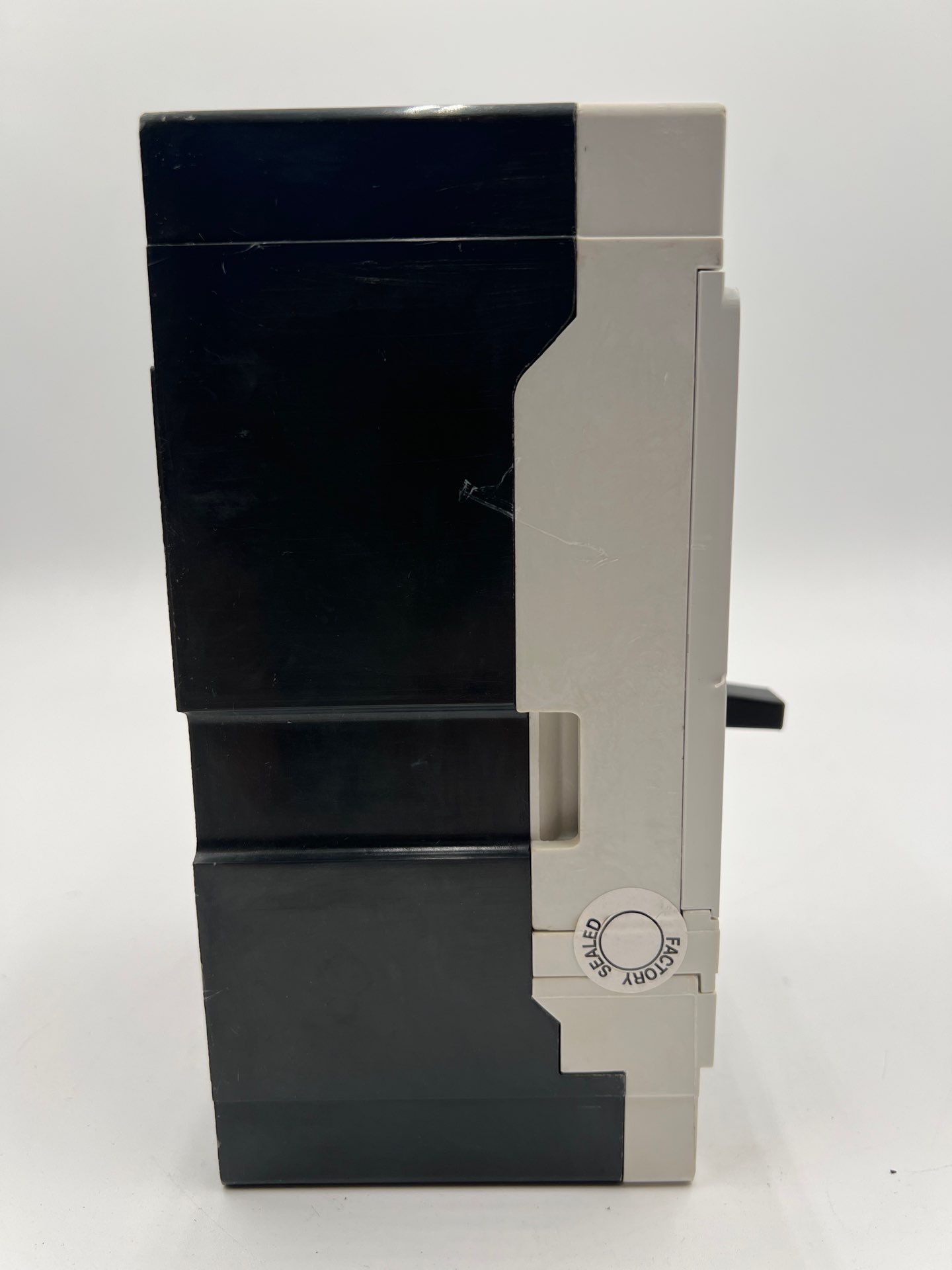 Eaton JGH3250NNWC Circuit Breaker 100A 3P 600V 3PH Bolt On JGH3100 Used