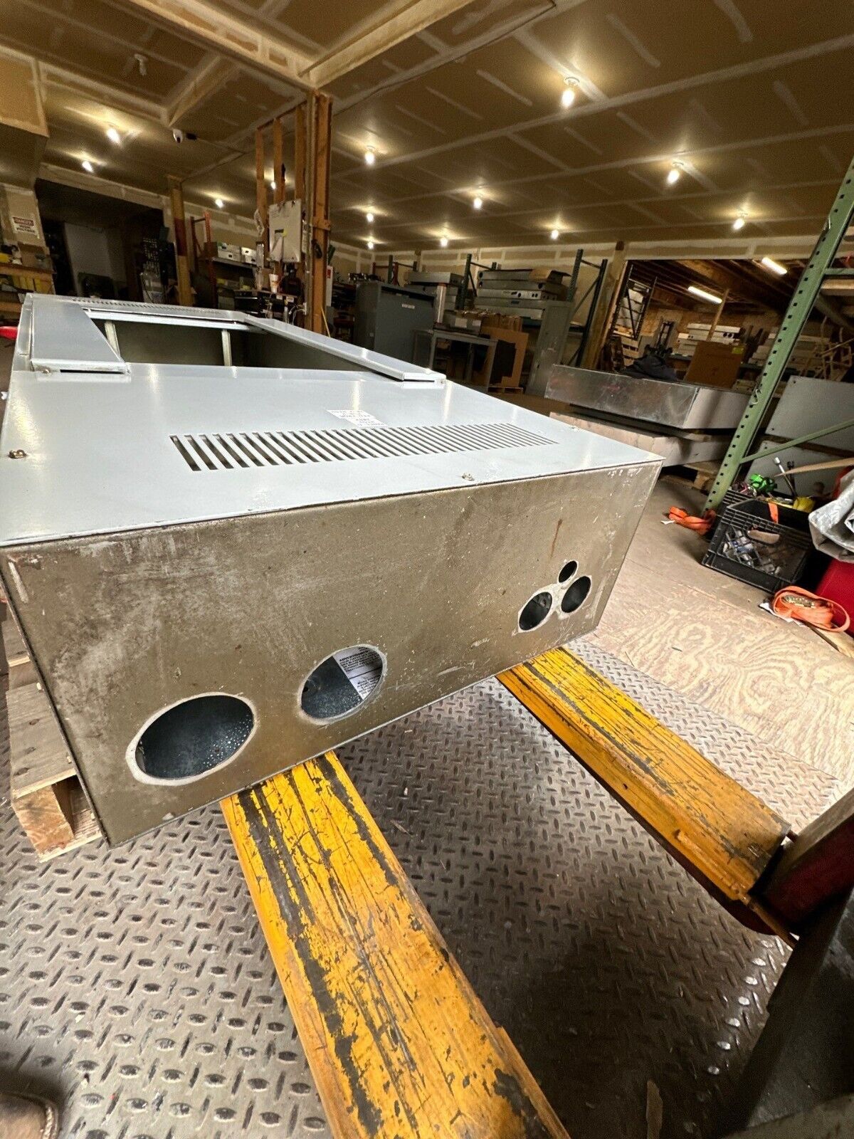 GE APNB Bolt On Style Panelboard 600A 208/120V 3PH 4W Indoor Encl MLO Main Lug P502 Used