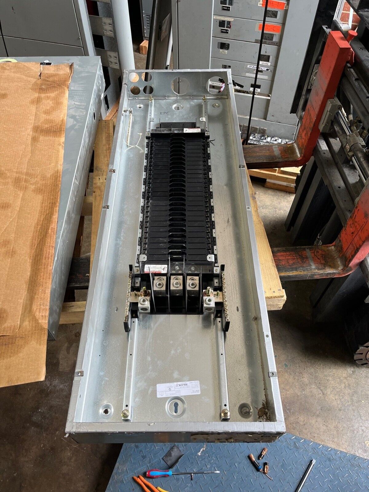 Square D NF Panelboard 600A 480/277V 3PH 4W 54 Circuit Main Lug MLO Indoor Encl P572 Used