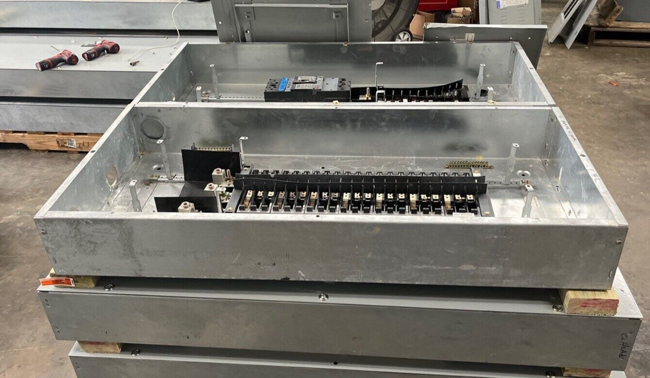 GE AEF3422MBX Panelboard 225A 480/277V 3PH MLO 4W 42 Circuit Indoor Encl AB43B P596 Used