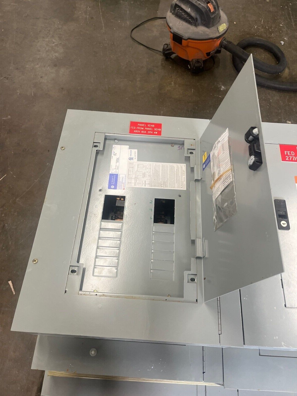 GE AEF3181MTX Panelboard 125A 480/277V 3PH 4W Indoor Encl 18 Circuit MLO 125 Amp P607 Used