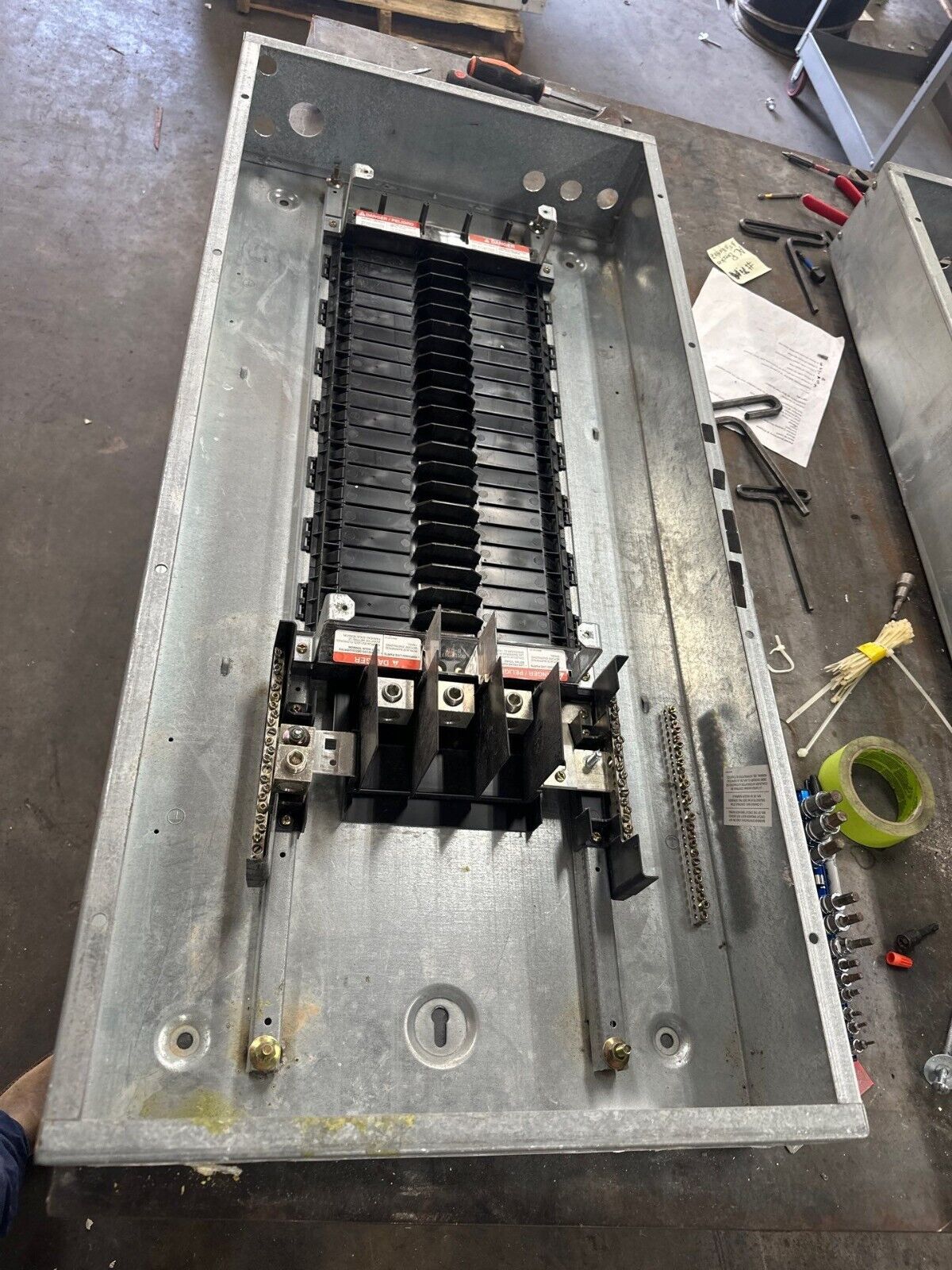 Square D NF Panelboard 250A 600Y/347V 3PH 4W 42 Circuit Box MH44 250 Amp P409 Used