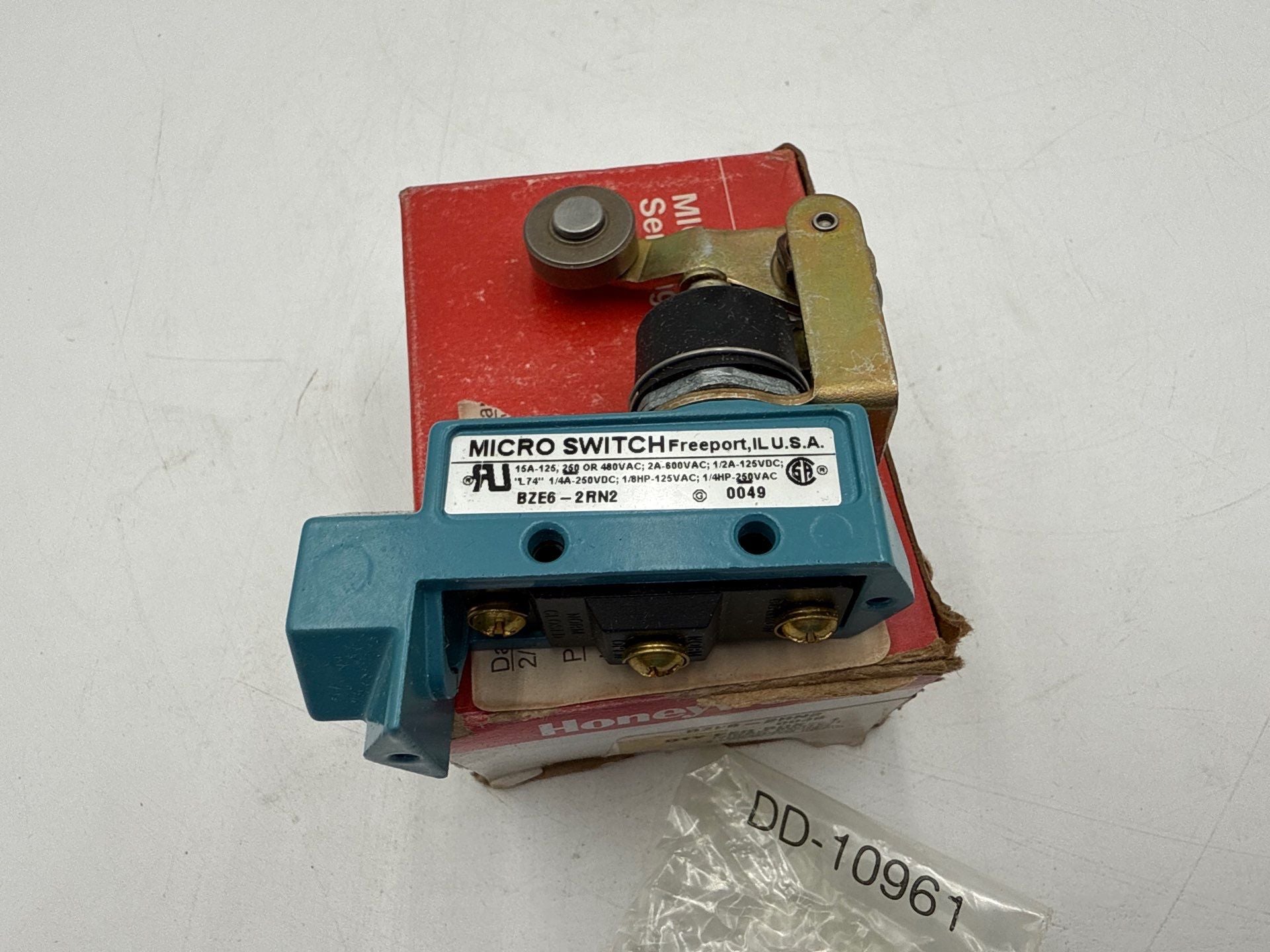 Honeywell BZE6-2RN2 Enclosed Limit Micro Switch New