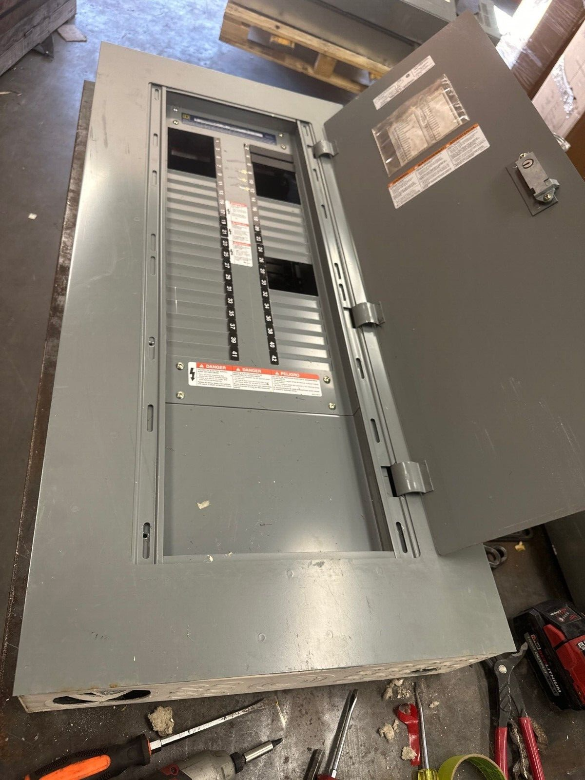 Square D NF Panelboard 250A 600V 3PH 4W 42 Cir Indoor Encl Main Lug Panel MLO P376 Used