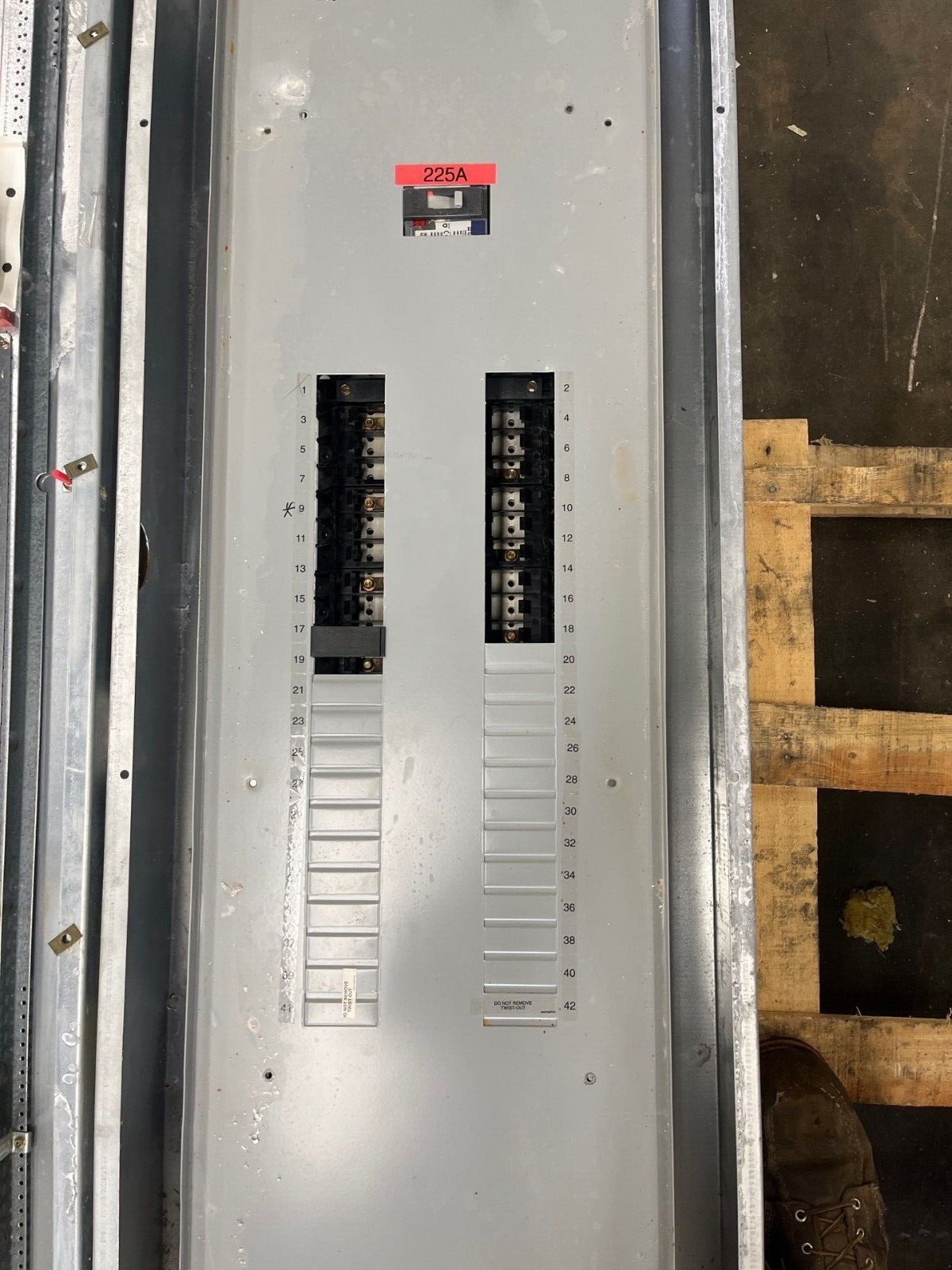 GE AEF3424MBX Panelboard 400A 3PH 480/277V 4W Indoor Encl MLO 42Cir SFHA36AT0250 P585 Used