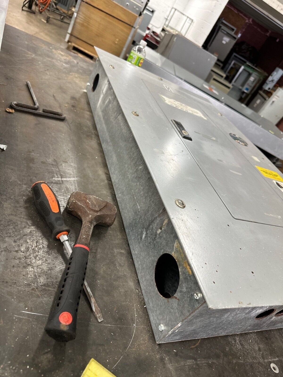 CUTLER HAMMER PRL-2A Panelboard 100A 480/277V 3PH 4W MLO 18CIR NEMA 1 w Key Used