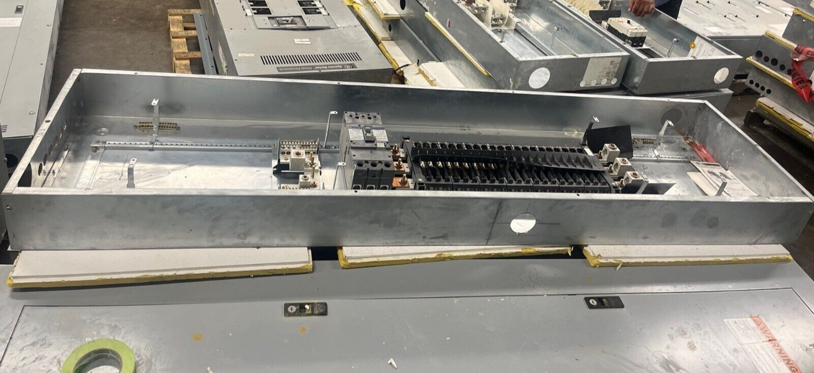 GE AEF3424MBX Panelboard 400A 480/277V 3PH 4W Indoor Encl 42Cir MLO SFHA36AT0250 P573 Used