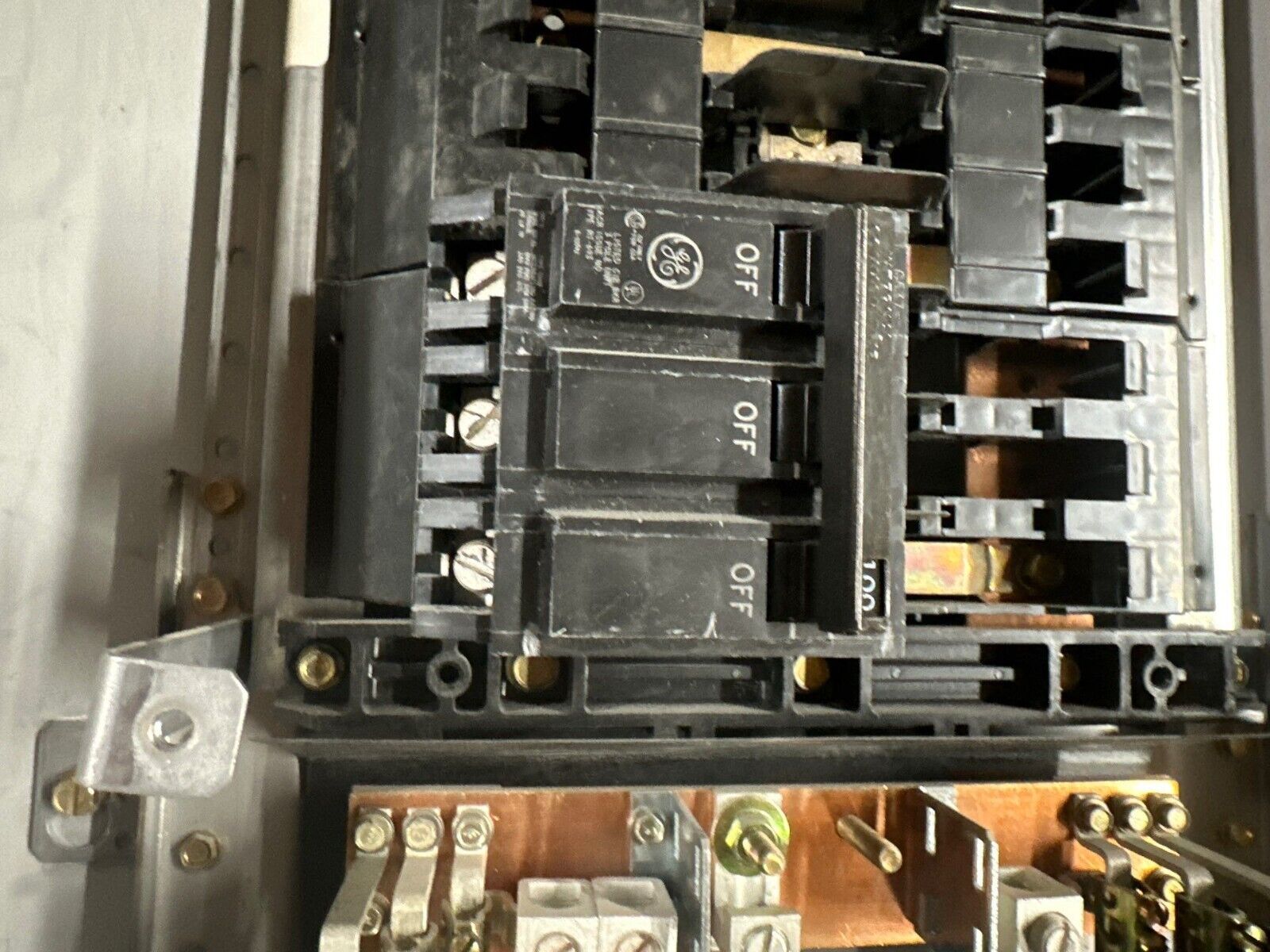 GE AQF3421ABX Panelboard 125A 208Y/120V 3PH 42 CIR Indoor Main THQB32100 MCB P028 Used