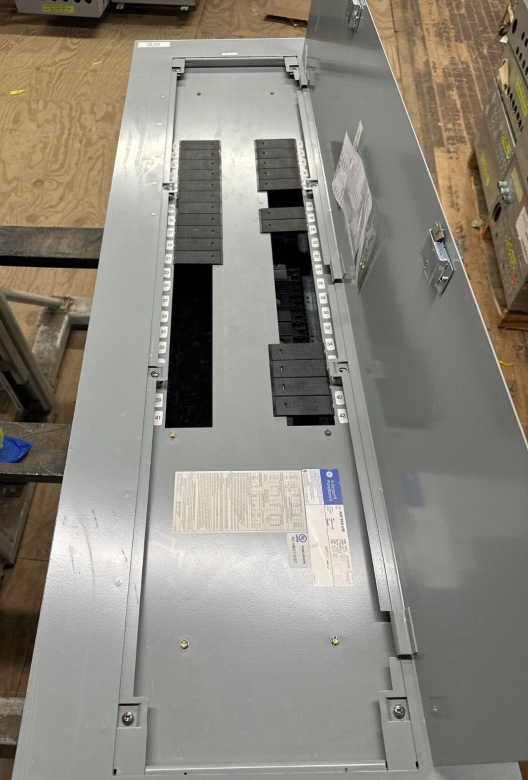 GE ADF3424MB Panelboard 400A 480Y/277V 3PH 4W 42 Cir Main Lug MLO Indoor Encl P120 Used