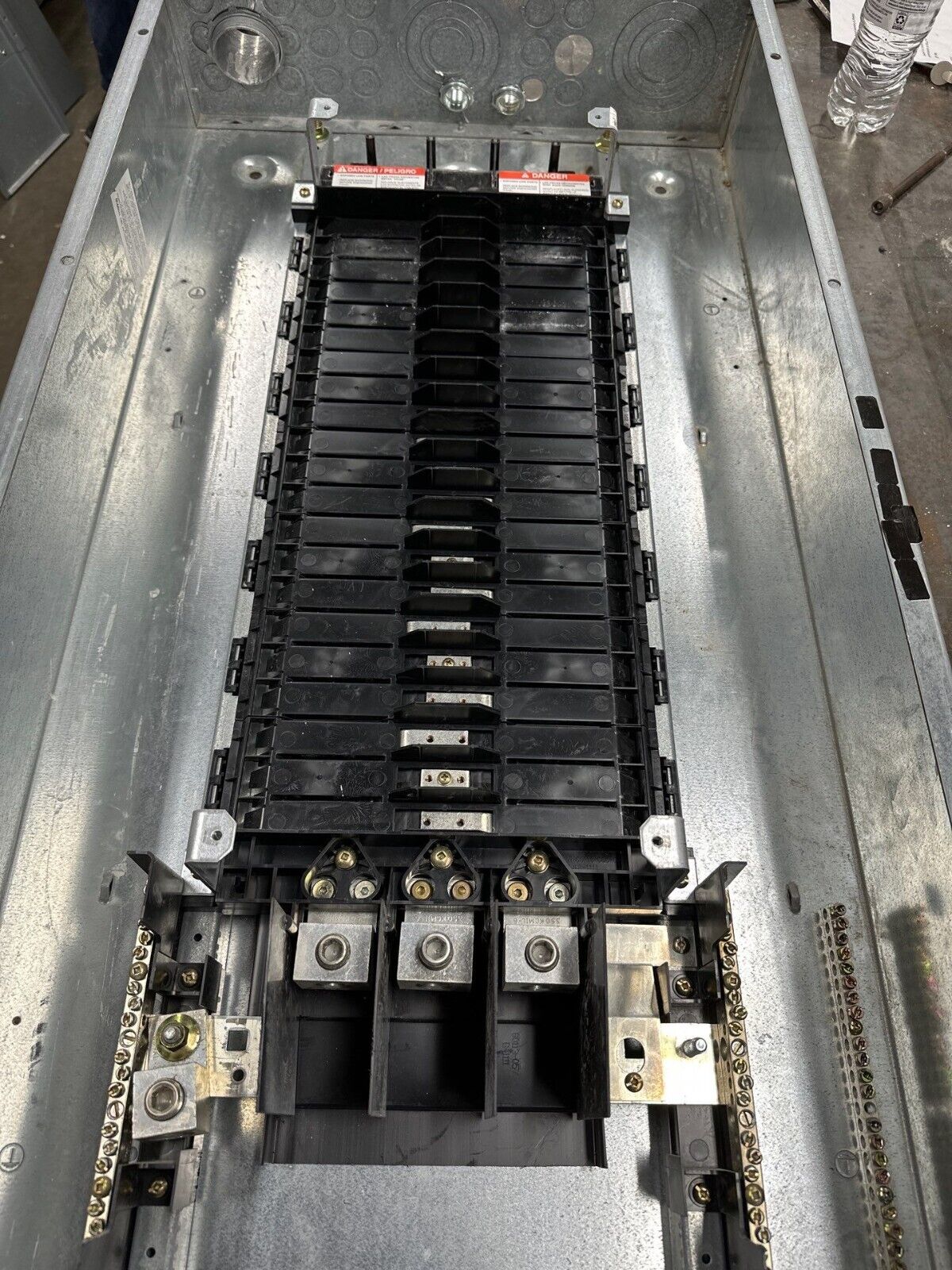Square D NF Panelboard 250A 600Y/347V 3PH 4W 42 Circuit Indoor Encl Main Lug MLO P354 Used