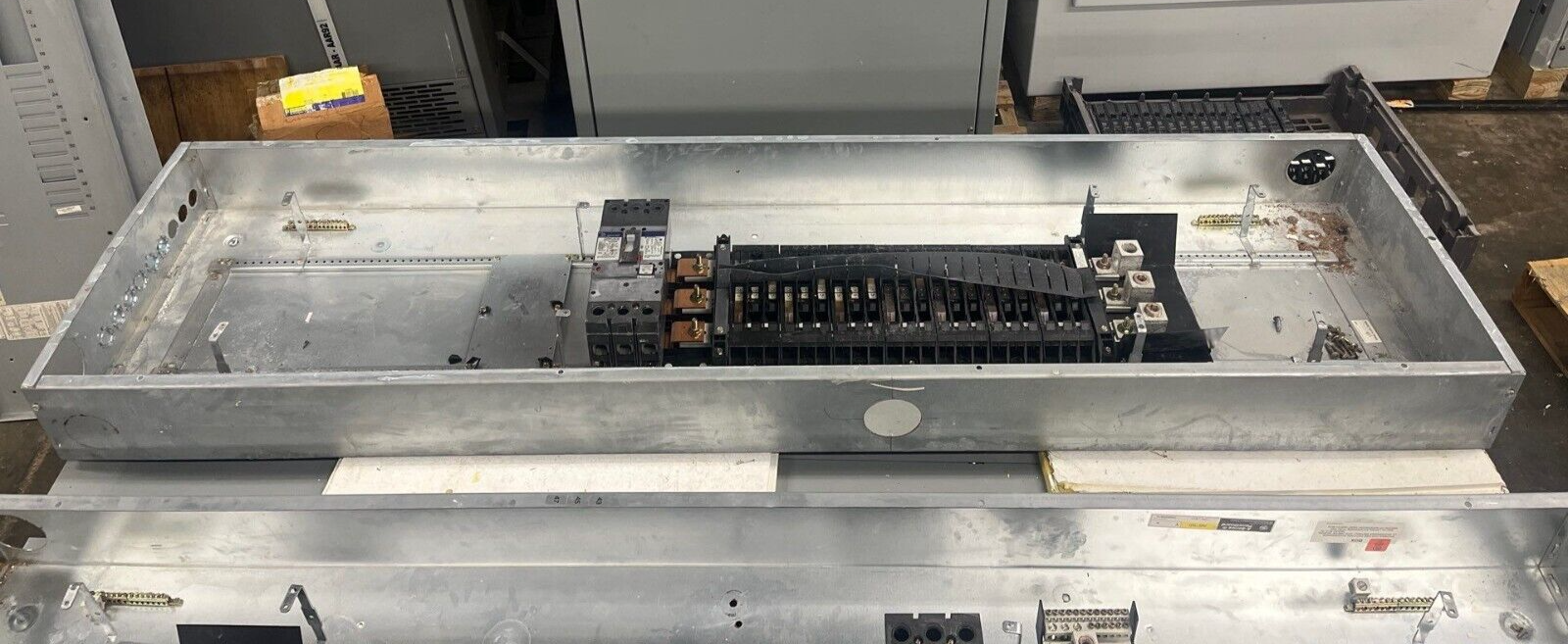 GE AEF3424MBX Panelboard 400A 480/277V 3PH 4W Indoor Encl 42Cir SFHA36AT0250 MLO P582 Used