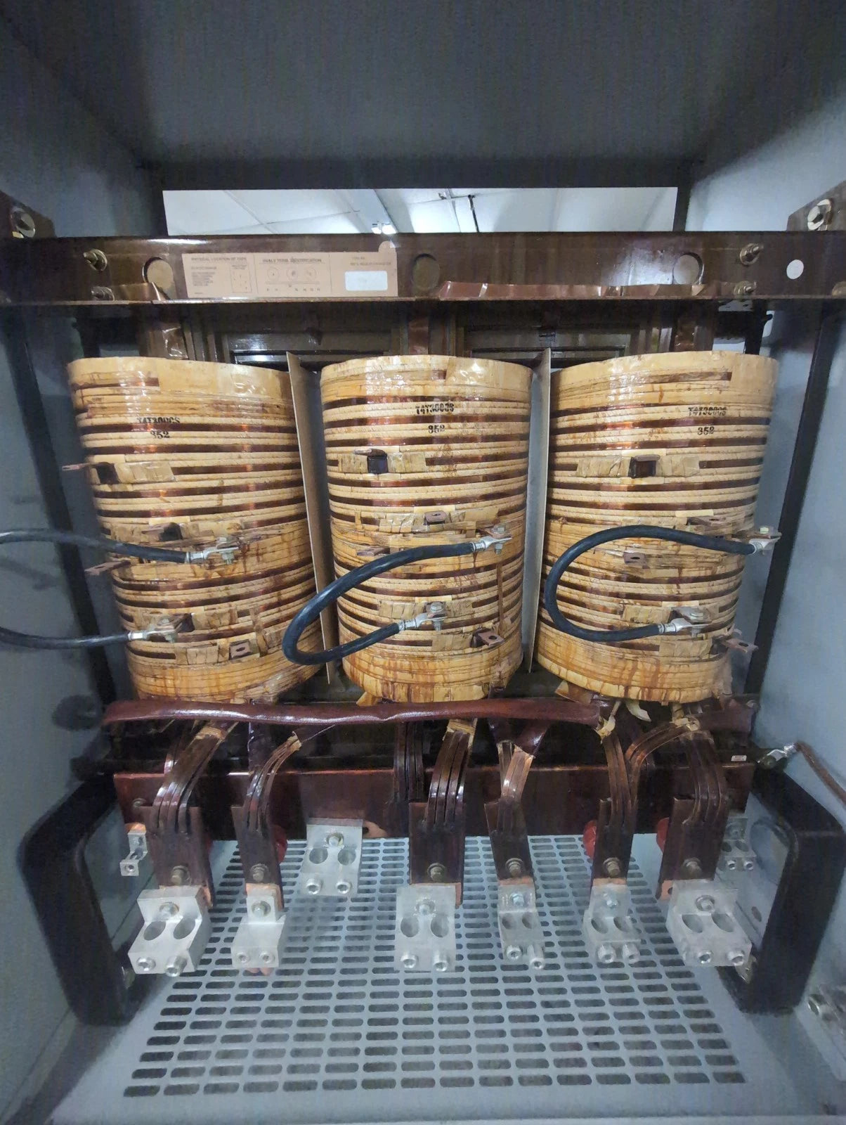 300kVA Siemens 3F3Y300C Transformer Pri 480V Sec 208/120V 3PH Indoor Encl Used