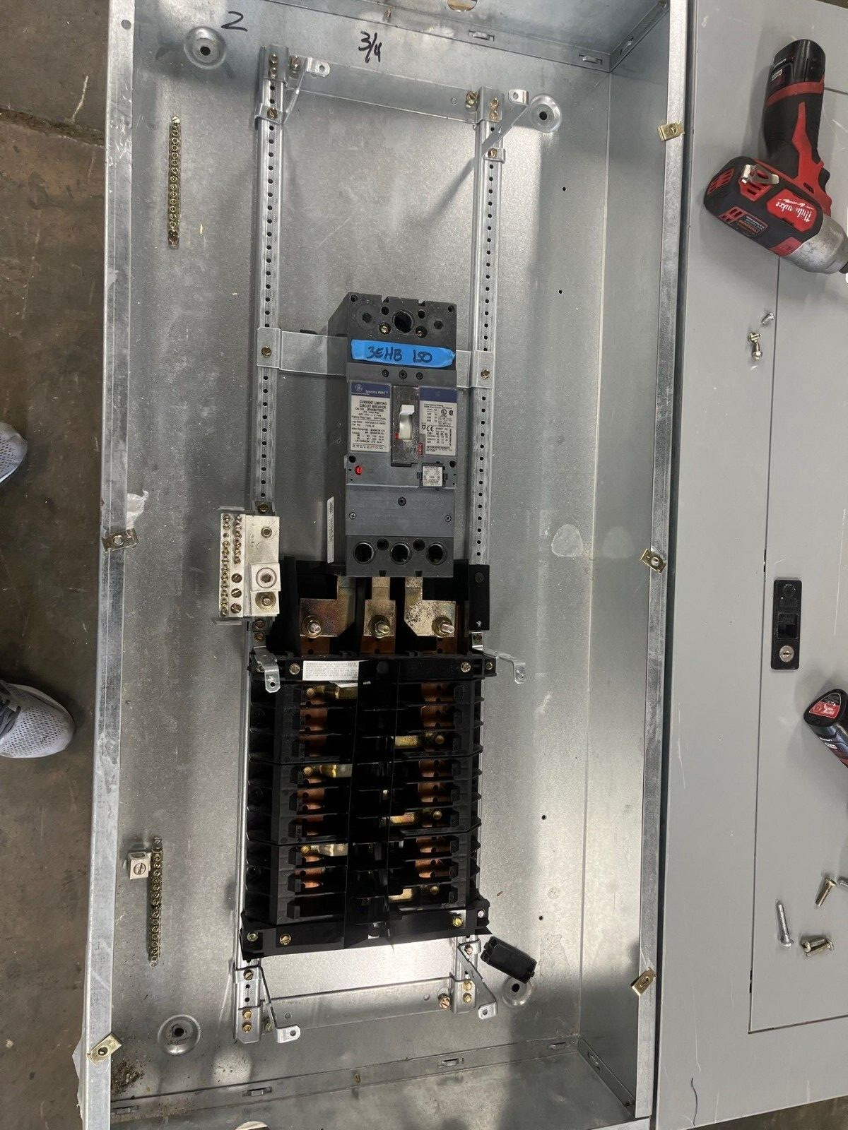 GE AEF3182KTX Panelboard 225A 480/277V 3PH 4W 18Cir Indoor Encl MCB SFHA36AT0250 P597 Used