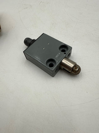 Square D 9007MS02S0084 Compact Enclosed Limit Switch Plunger Roller New