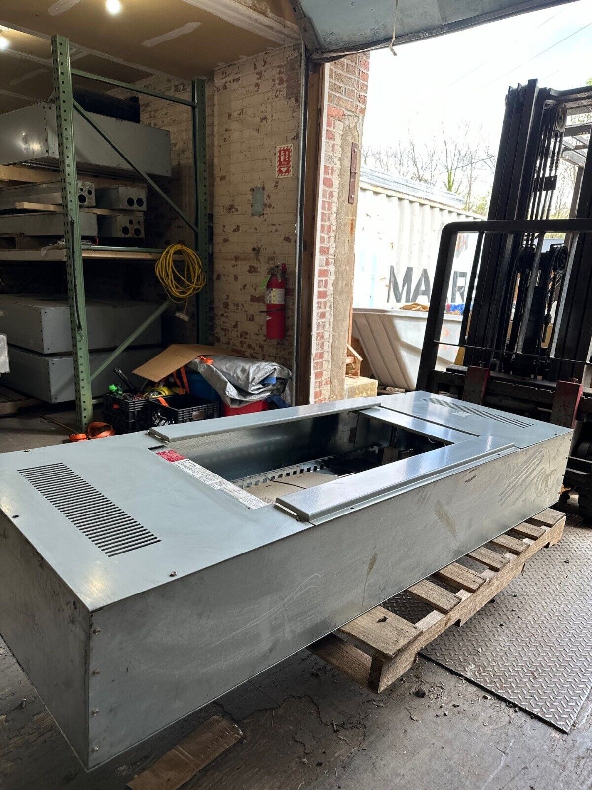 GE APNB Bolt On Style Panelboard 600A 208/120V 3PH 4W Indoor Encl MLO Main Lug P502 Used