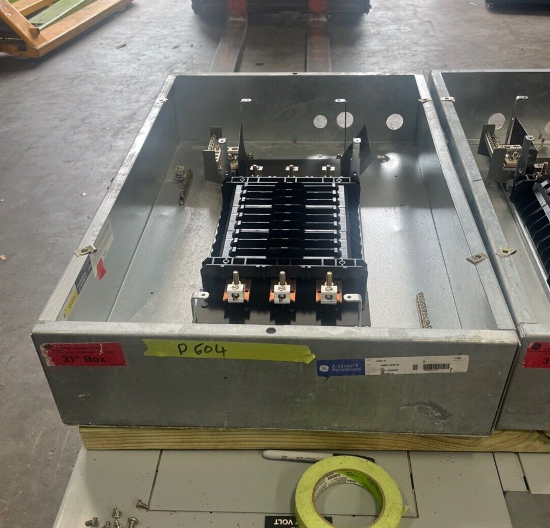 GE AEF3181MTX Panelboard 125A 480/277V 3PH 4W Indoor Encl MLO 125 Amp 18 Circuit P604 Used