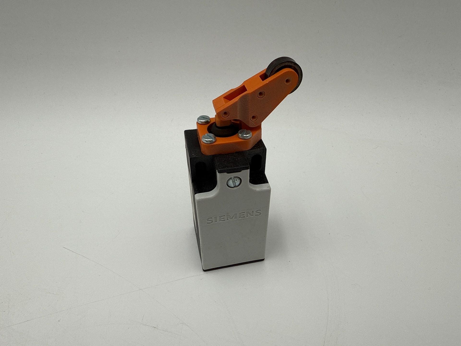 Siemens 3SE2-200-1F Angular Roller Snap Action Limit Switch 6A 230V New