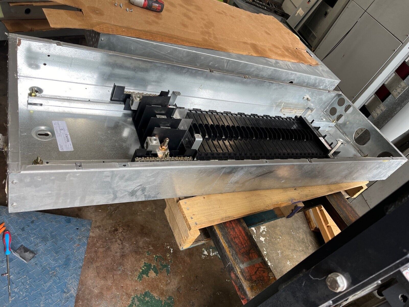 Square D NF Panelboard 600A 480/277V 3PH 4W 54 Circuit Main Lug MLO Indoor Encl P572 Used