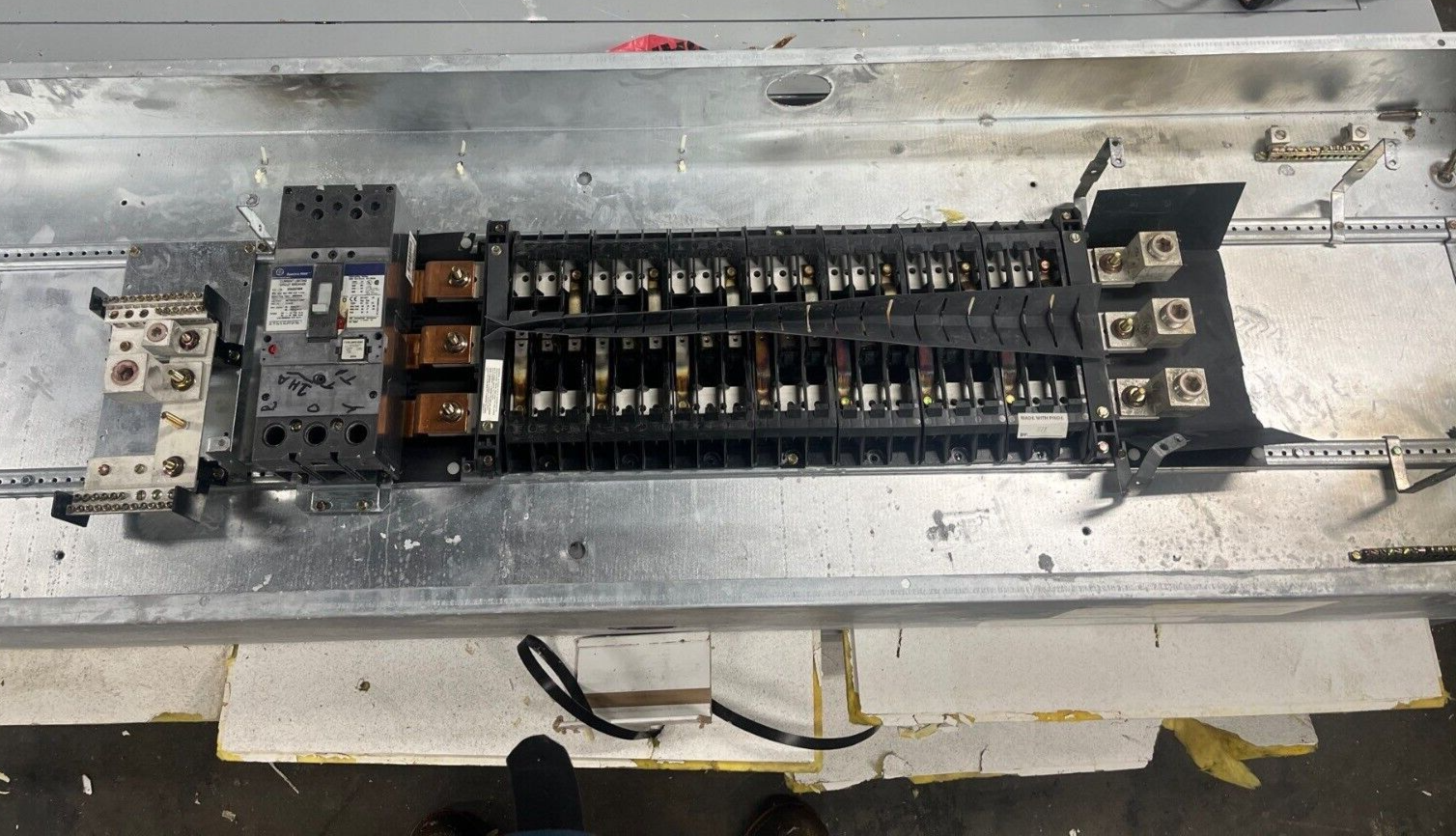 GE AEF3424MBX Panelboard 400A 3PH 480/277V 4W Indoor Encl 42Cir SFHA36AT0250 MLO P584 Used