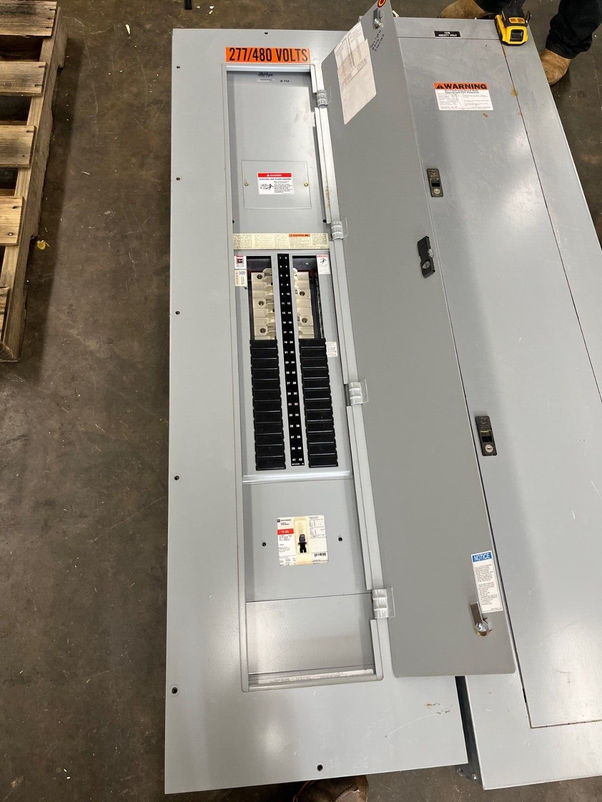 Cutler Hammer PRL2A MLO Panelboard 400A 277/480V 3PH 4W Indoor Encl 42Cir FD3225 P586 Used