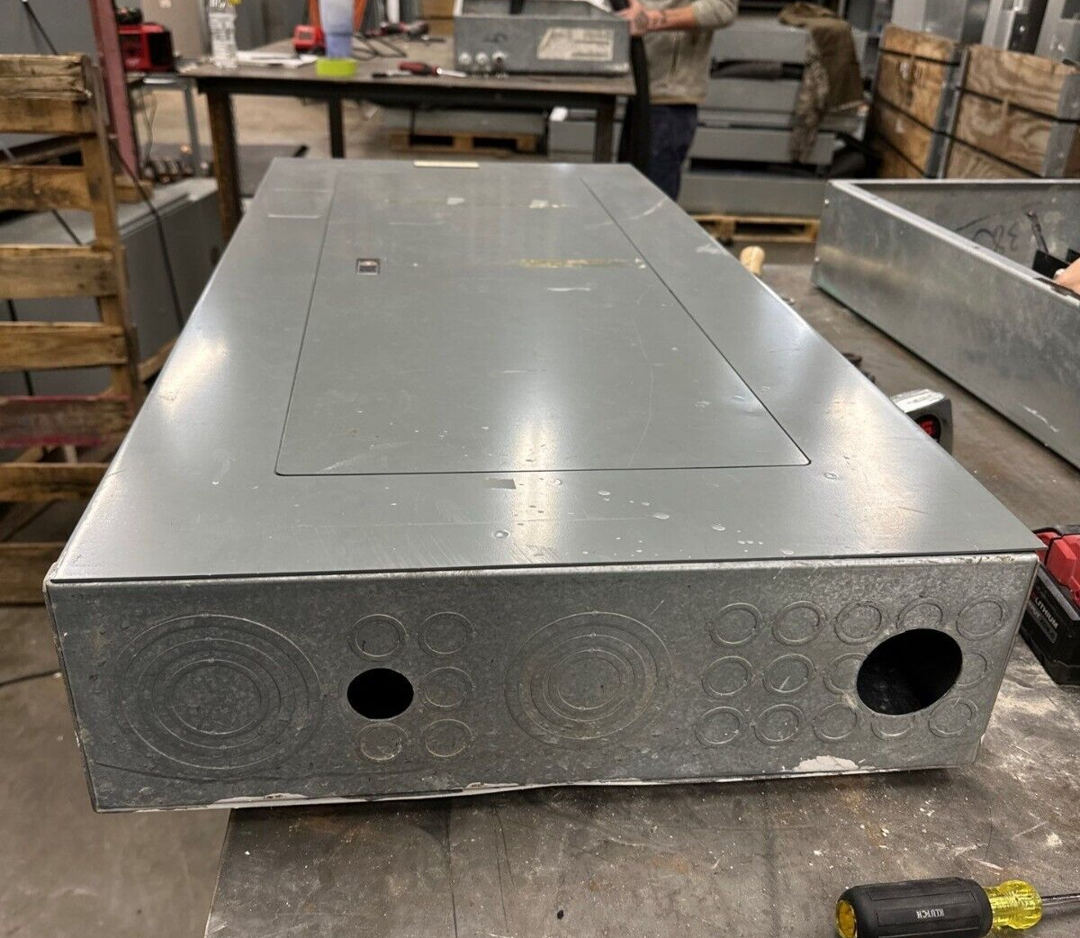 Square D NF Panelboard 250A 600Y/347V 3PH 4W 42 Circuit Indoor Encl Main Lug MLO P352 Used