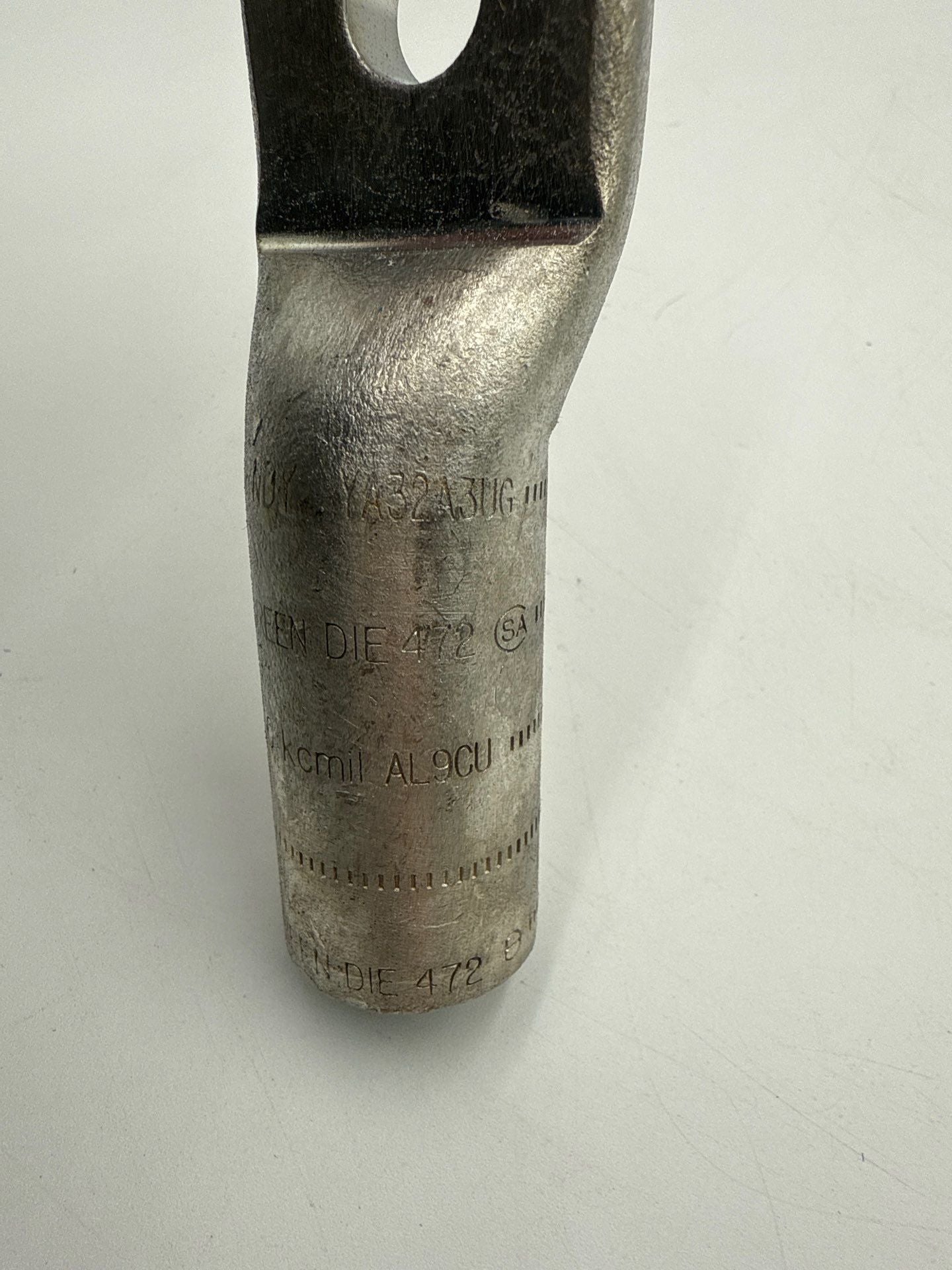 Burndy YA32A3 Compression Lug 2-Hole 400 kcmil Green Die 472 Stud 1/2 Inch New