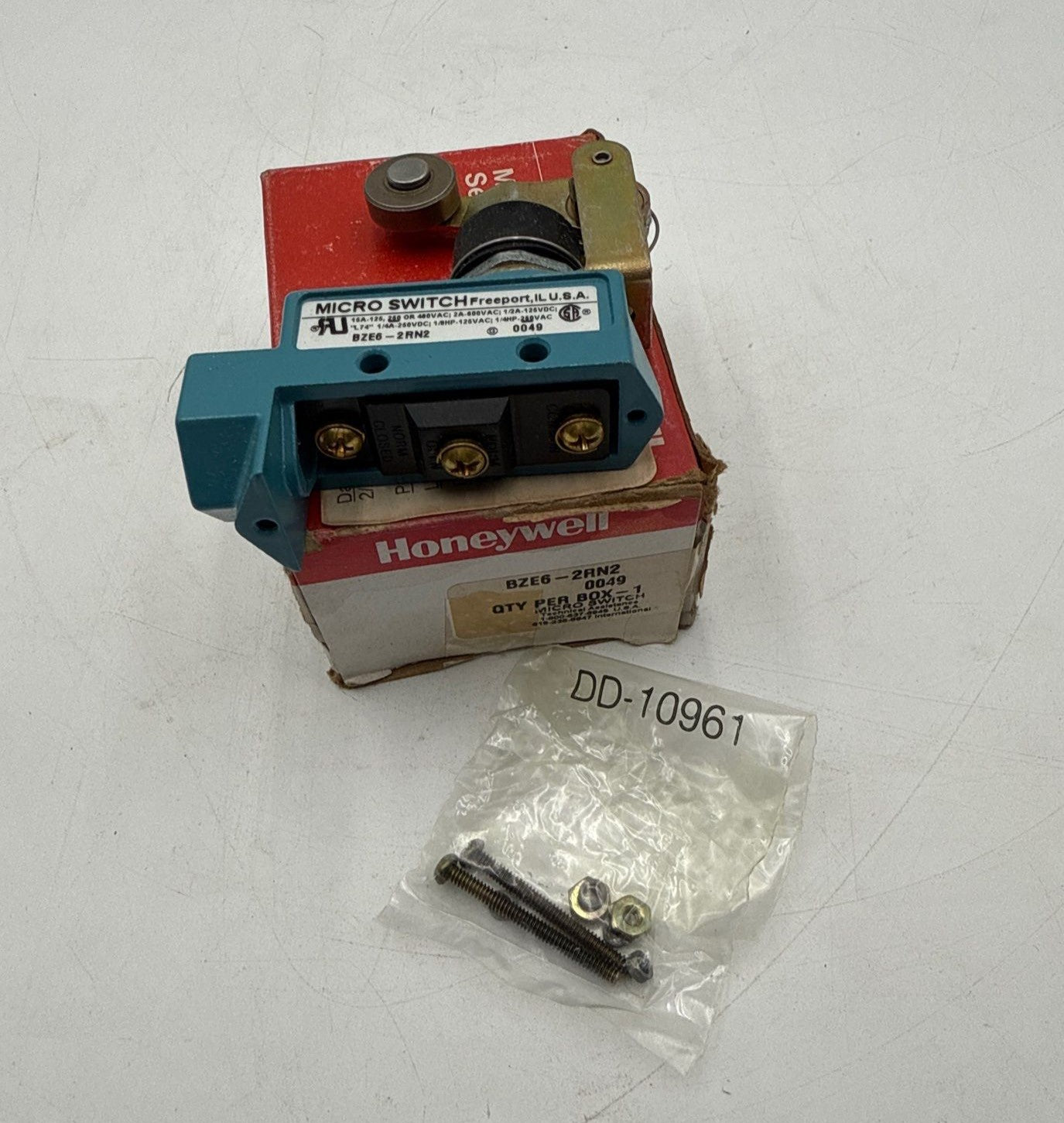 Honeywell BZE6-2RN2 Enclosed Limit Micro Switch New