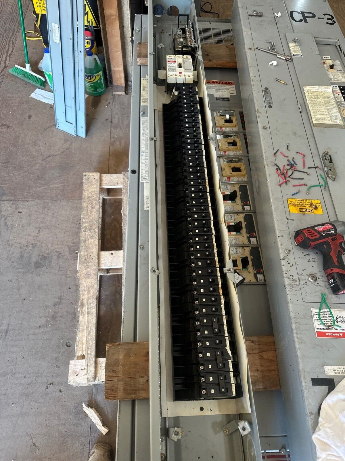 Eaton PRL1a-LX Panelboard 225A 120/240V 1PH 3W Type 1 Indoor Encl 42 Circuit P475 Used