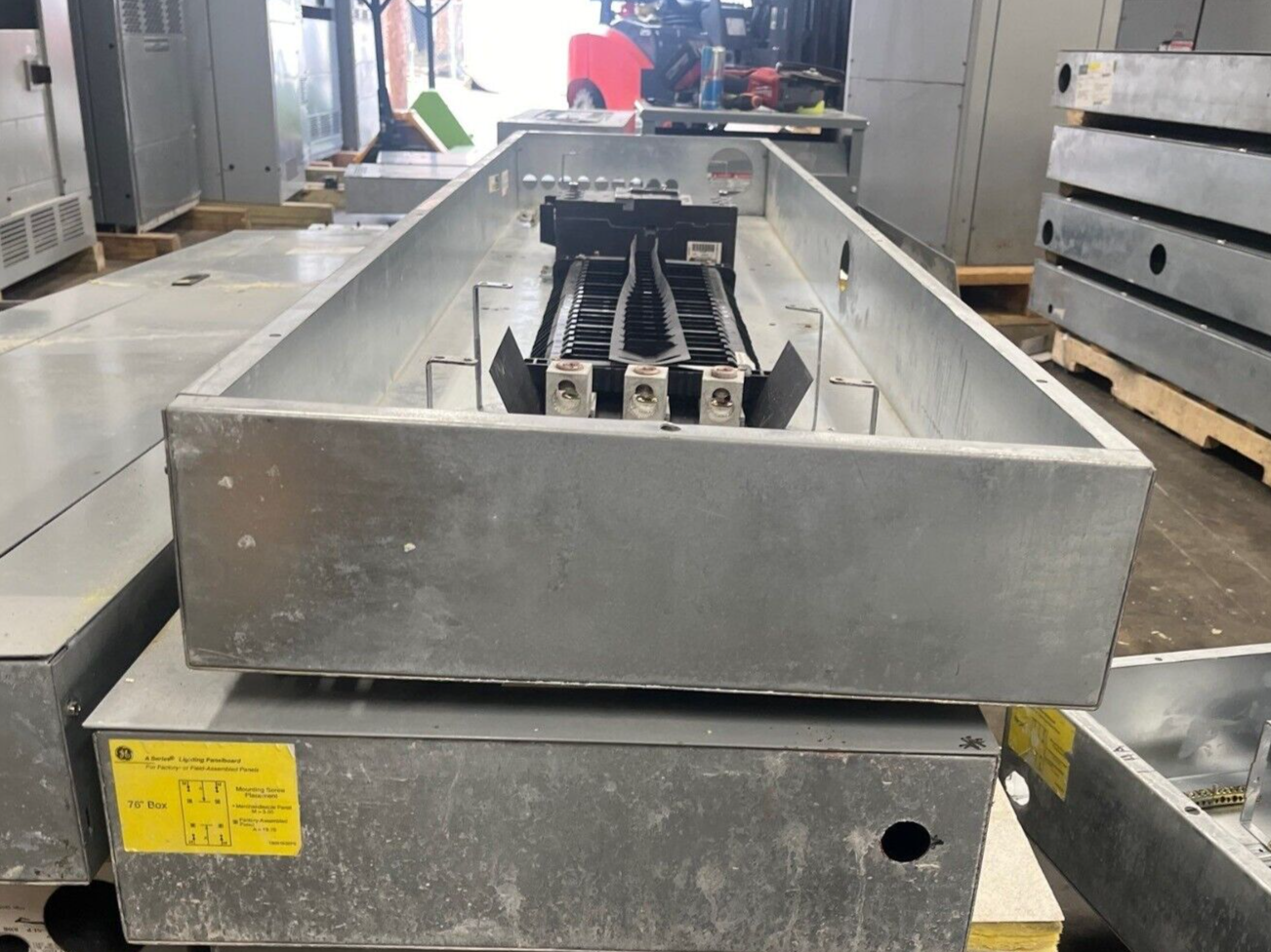 GE AEF3424MBX Panelboard 400A 480/277V 4W 3PH Indoor Encl 42Cir SFHA36AT0250 MLO P583 Used