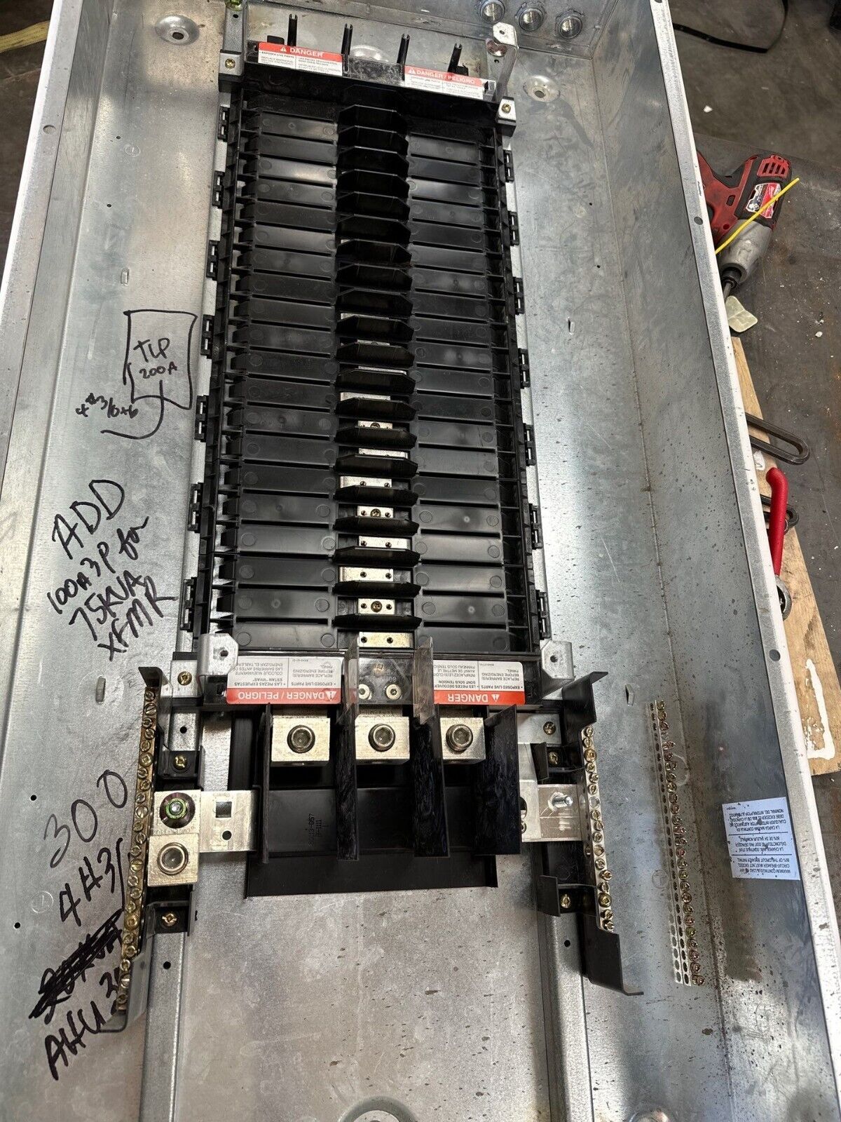 Square D NF Panelboard 250A 600Y/347V 3PH Main Lug MLO Indoor Encl 42 Circuit 4W P339 Used