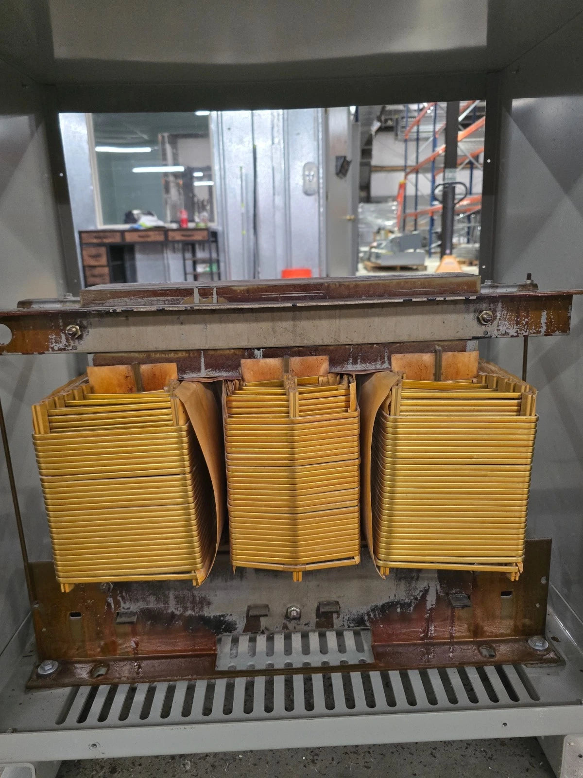 75KVA GE 9T23B3874 Transformer Pri 480V Sec 208/120V 3PH Indoor Encl Type QL Used