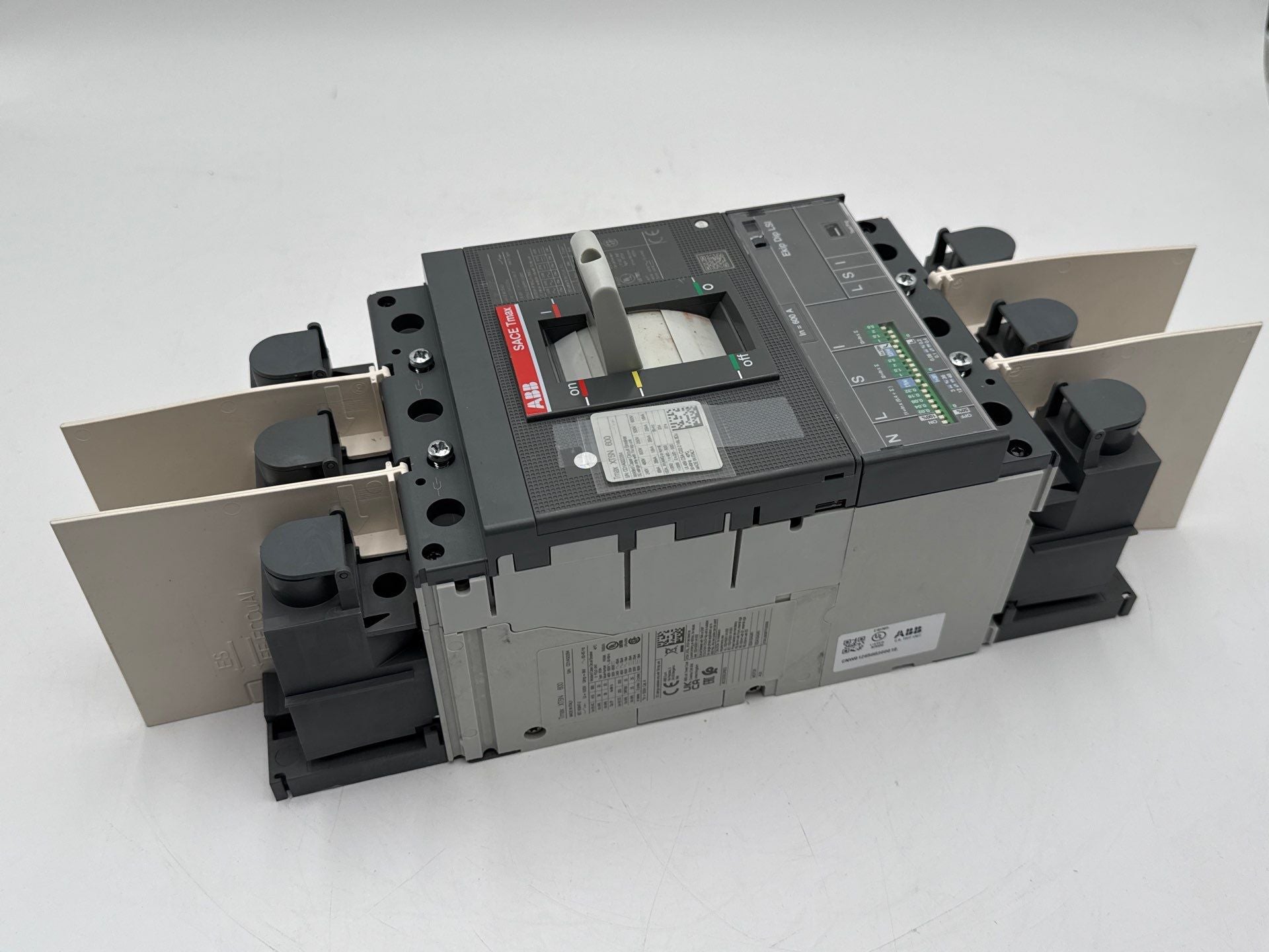 ABB XT5N 600 Tmax XT5NU360BFFF000XXX Circuit Breaker 600A 3P 600V Ekip Dip LSI New
