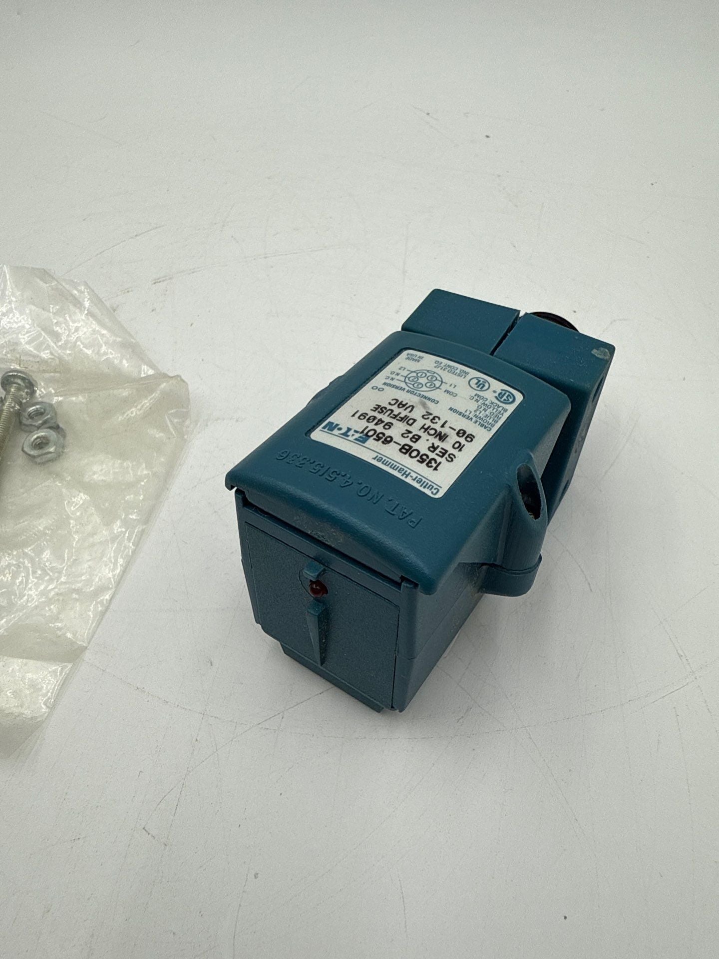 Eaton 1350B-6501 Ser B2 Photoelectric Connector 90-132V 10in Diffuse Reflective New