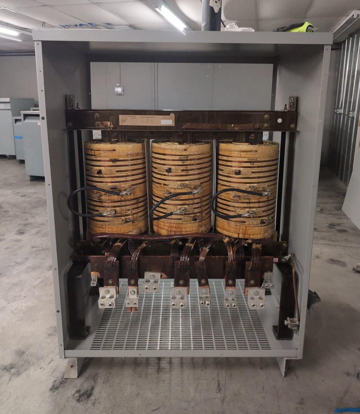 300kVA Siemens 3F3Y300C Transformer Pri 480V Sec 208/120V 3PH Indoor Encl Used