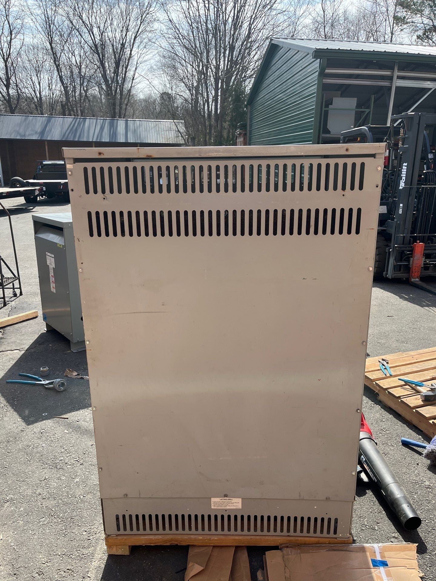 300KVA GE 9T83B3878 Transformer Pri 480V Sec 208/120V 3PH Indoor Encl Used