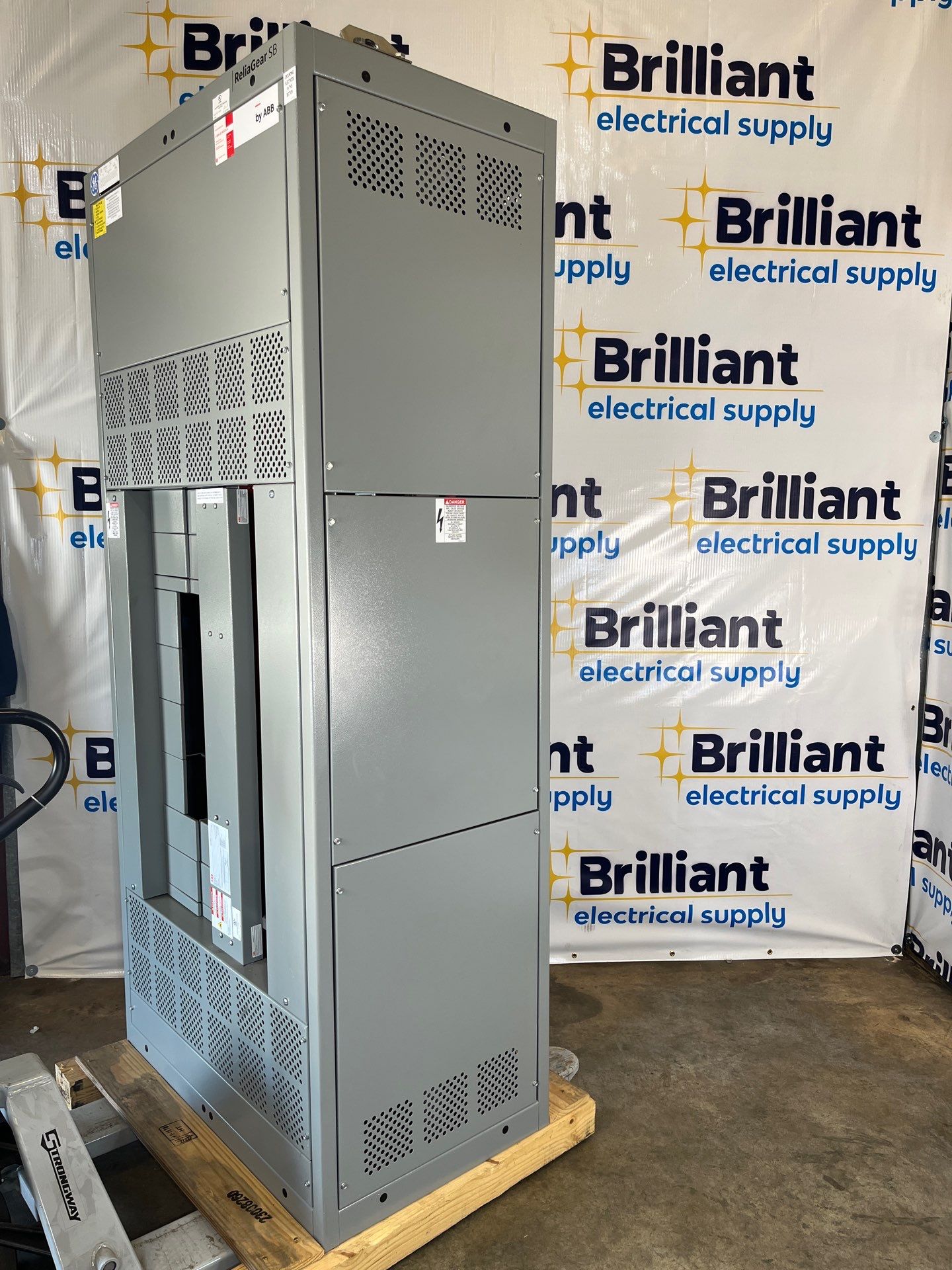 ABB ReliaGear SB Switchboard 1000A 208/120V 3PH 4W 1000 Amp MLO Used