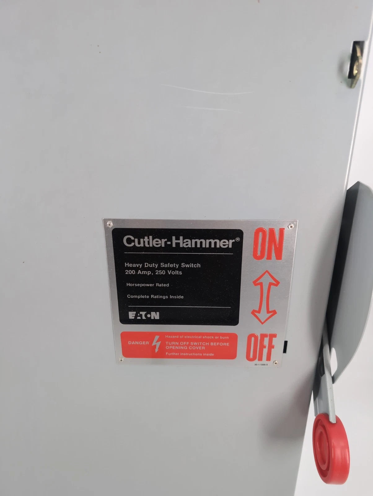 Eaton DH224NGK Safety Disconnect Switch 200A 2P 240V Type 1 Encl NEW New