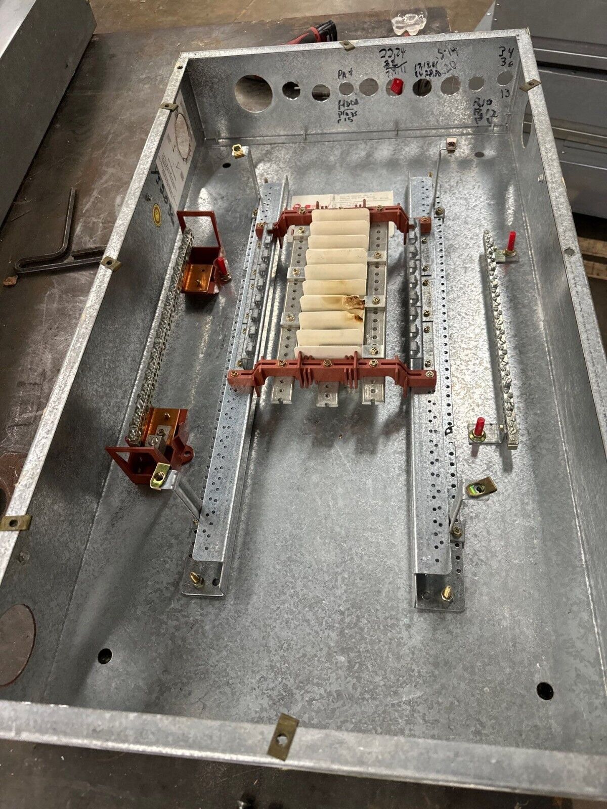 CUTLER HAMMER PRL-2A Panelboard 100A 480/277V 3PH 4W MLO 18CIR NEMA 1 w Key Used