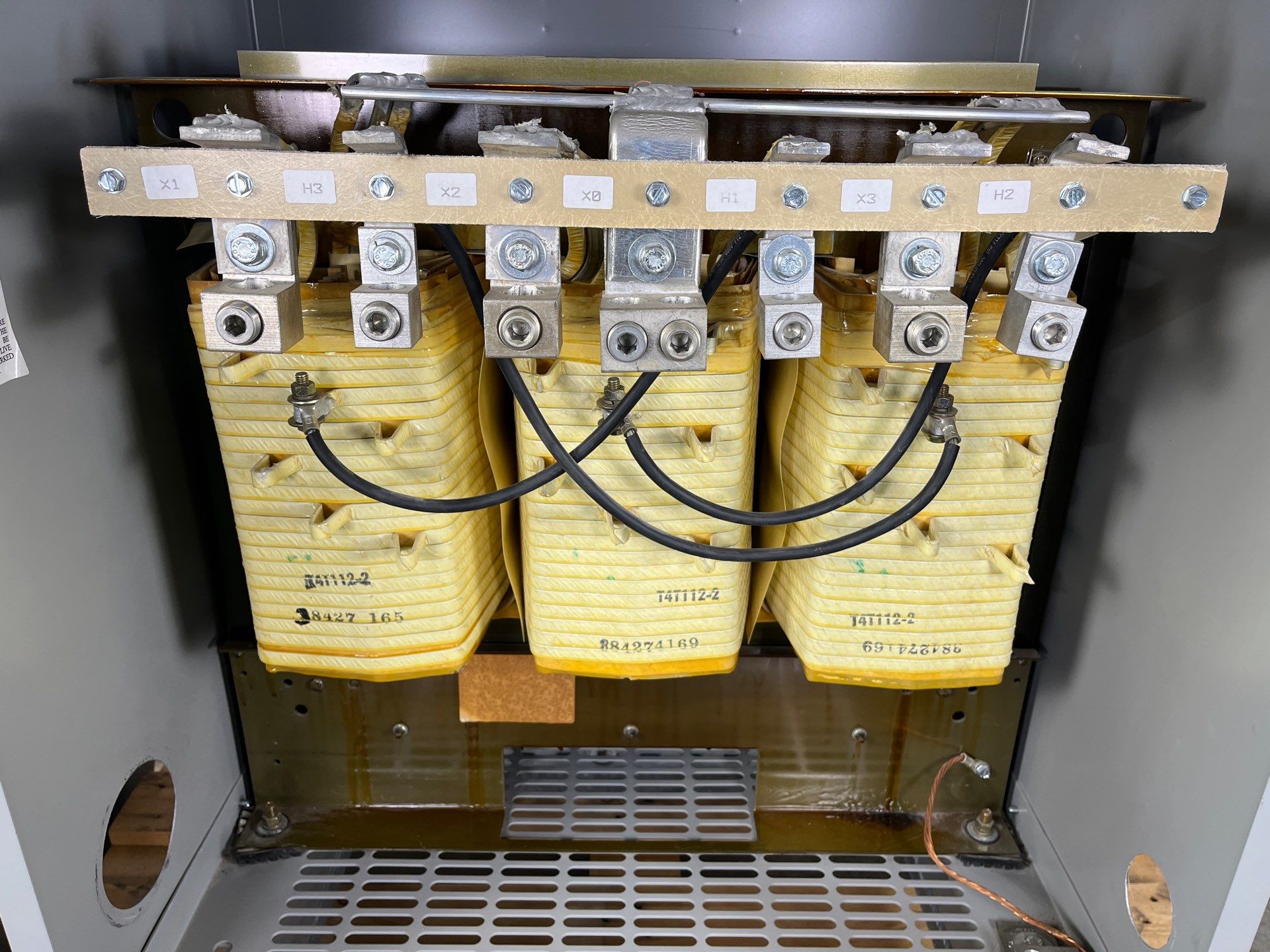 112.5kVA Siemens 3F3Y112 Transformer 3PH Pri 480V Sec 208/120V Indoor ST100 Used