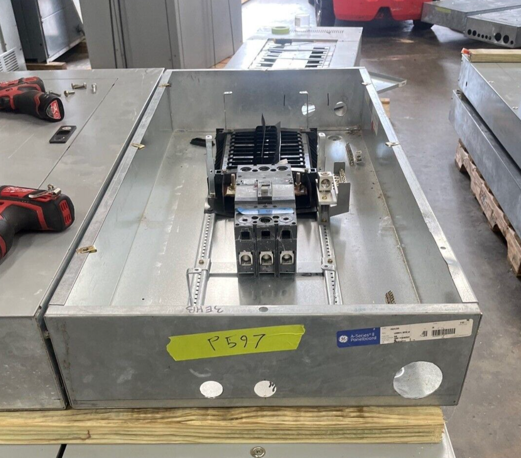 GE AEF3182KTX Panelboard 225A 480/277V 3PH 4W 18Cir Indoor Encl MCB SFHA36AT0250 P597 Used