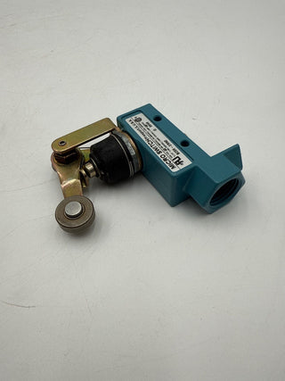 Honeywell BZE6-2RN2 Enclosed Limit Micro Switch New