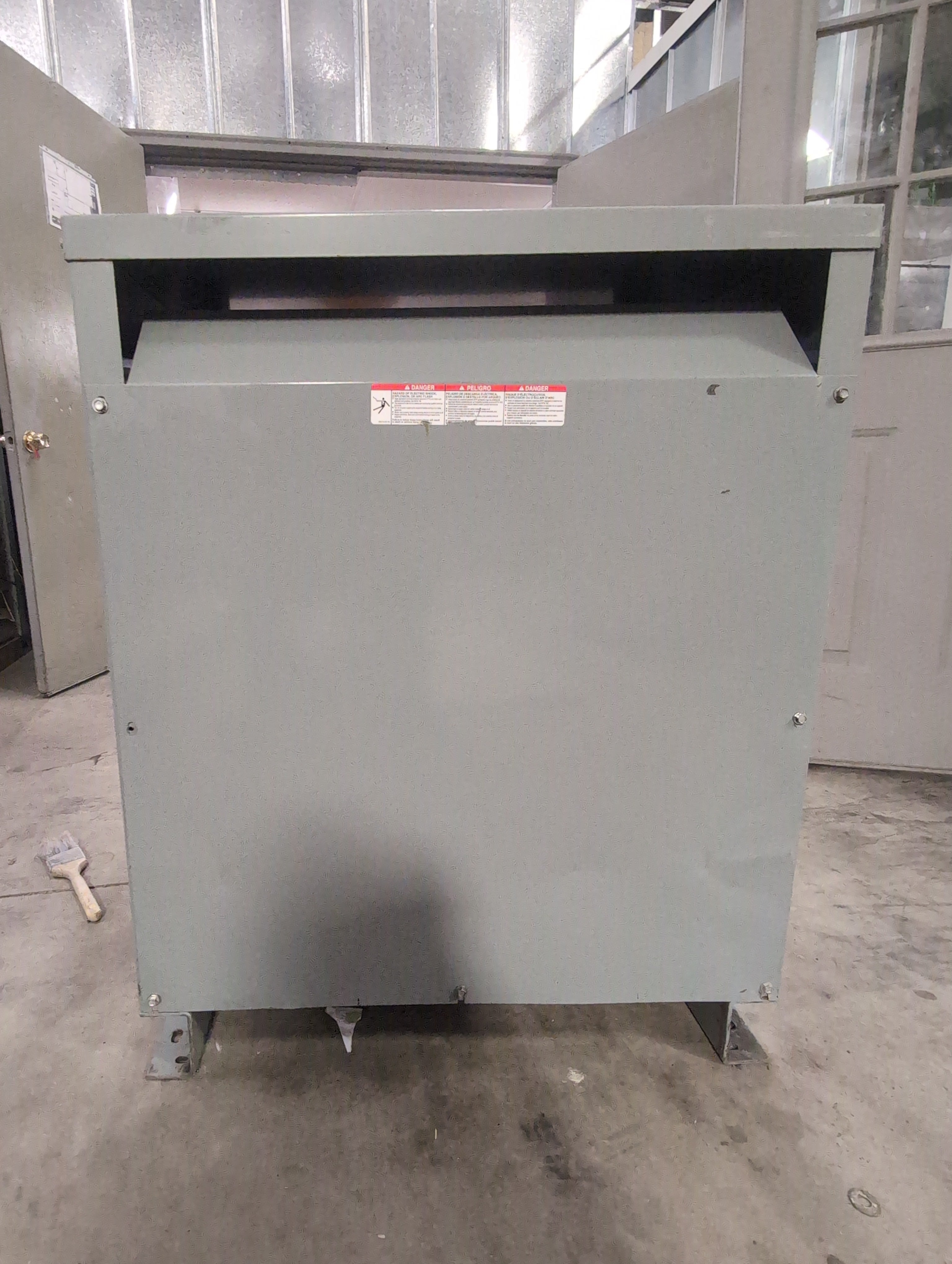 112.5KVA Square D EE112T3H 3PH Pri 480V Sec 208/120V Transformer Indoor Encl Used