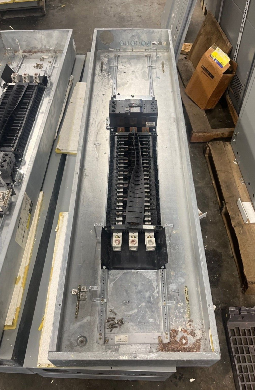 GE AEF3424MBX Panelboard 400A 480/277V 3PH 4W Indoor Encl 42Cir SFHA36AT0250 MLO P582 Used