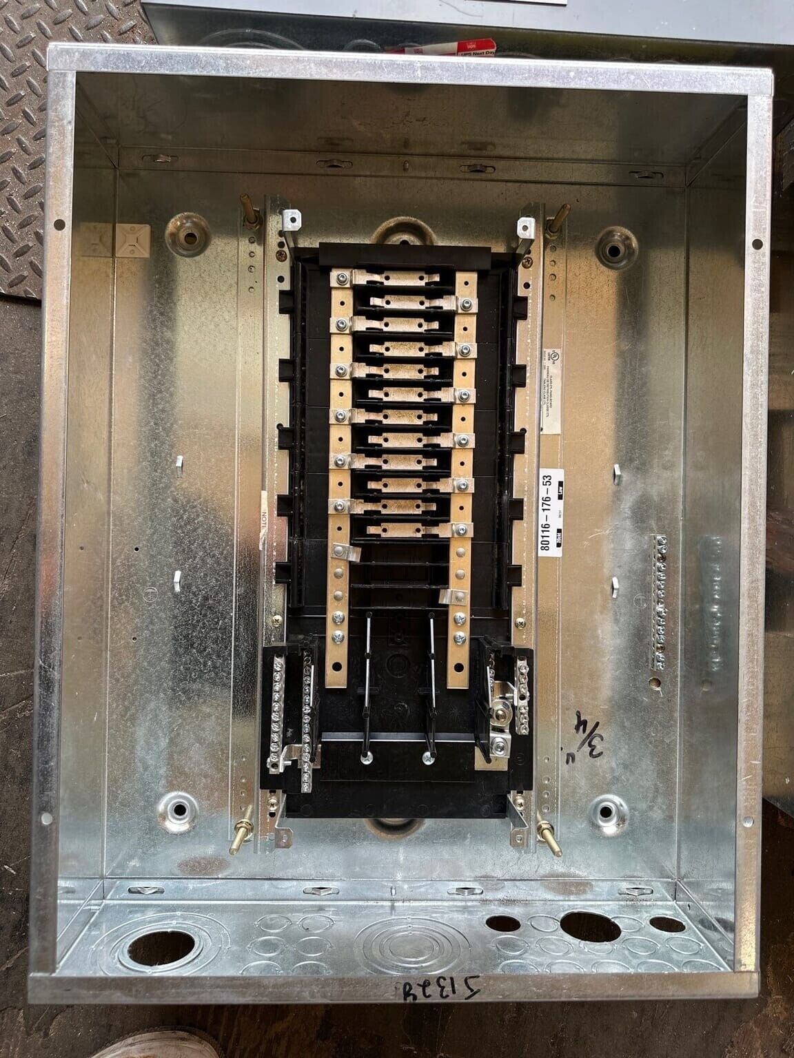 Square D NOQD Panelboard 100A 120/240V 1PH 3W MLO Main Lug 24 CIR NEMA 1 P527 Used