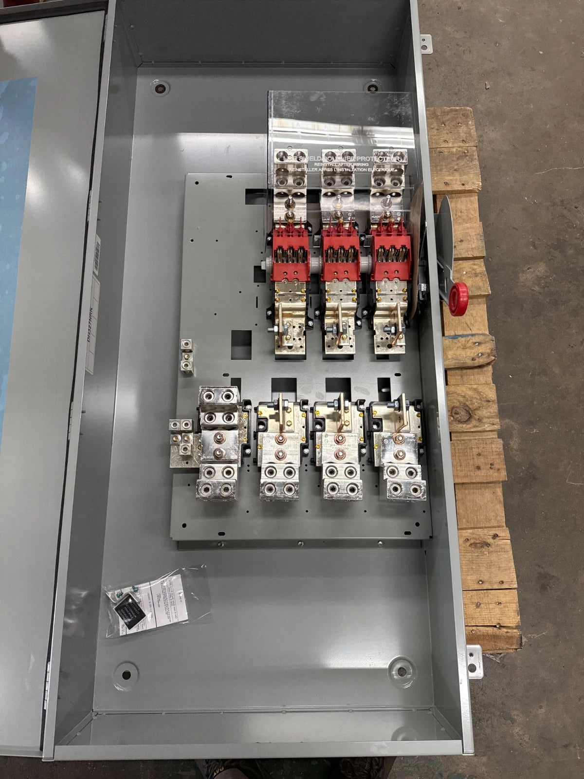 Eaton DH327NRK Safety Disconnect Switch 800A 3P 240V 3PH 3R Outdoor 800 Amp New