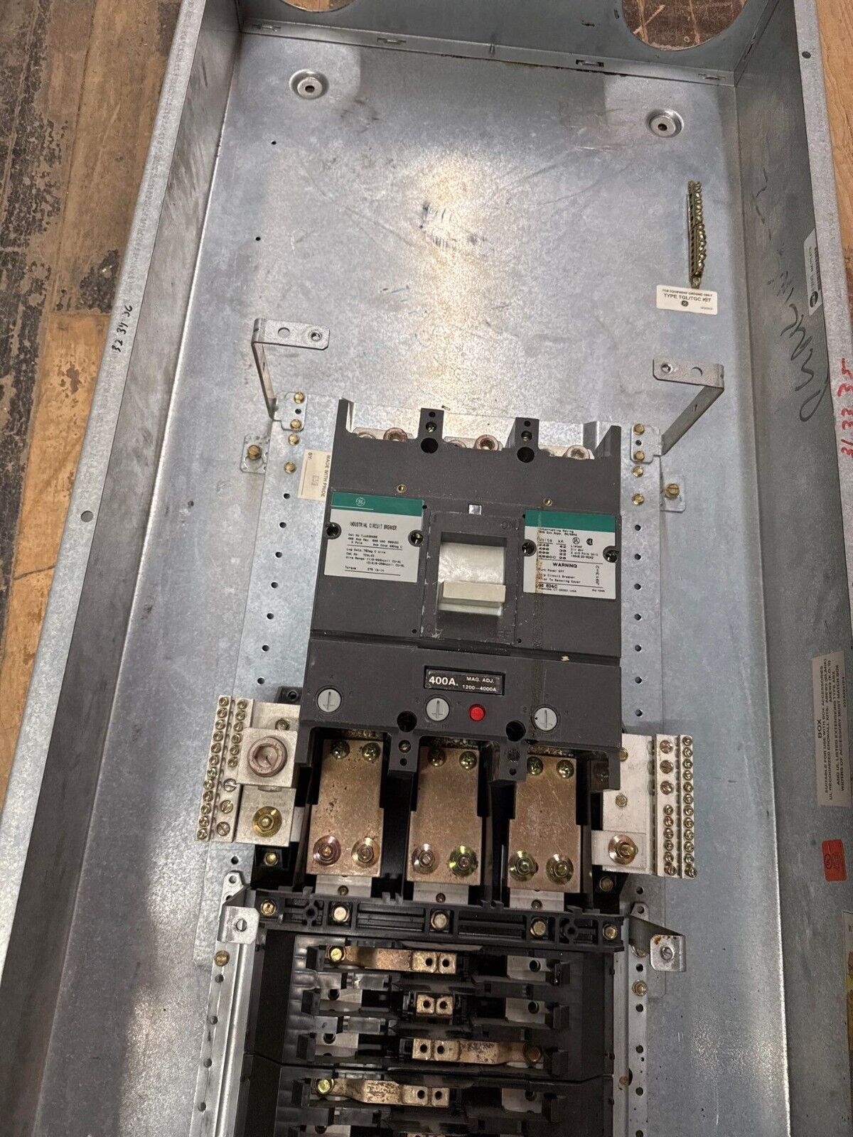 GE AEF3424BT Panelboard 400A 480/277V 3PH 4W Indoor Encl 42 Cir TJJ436400 MCB P021 Used